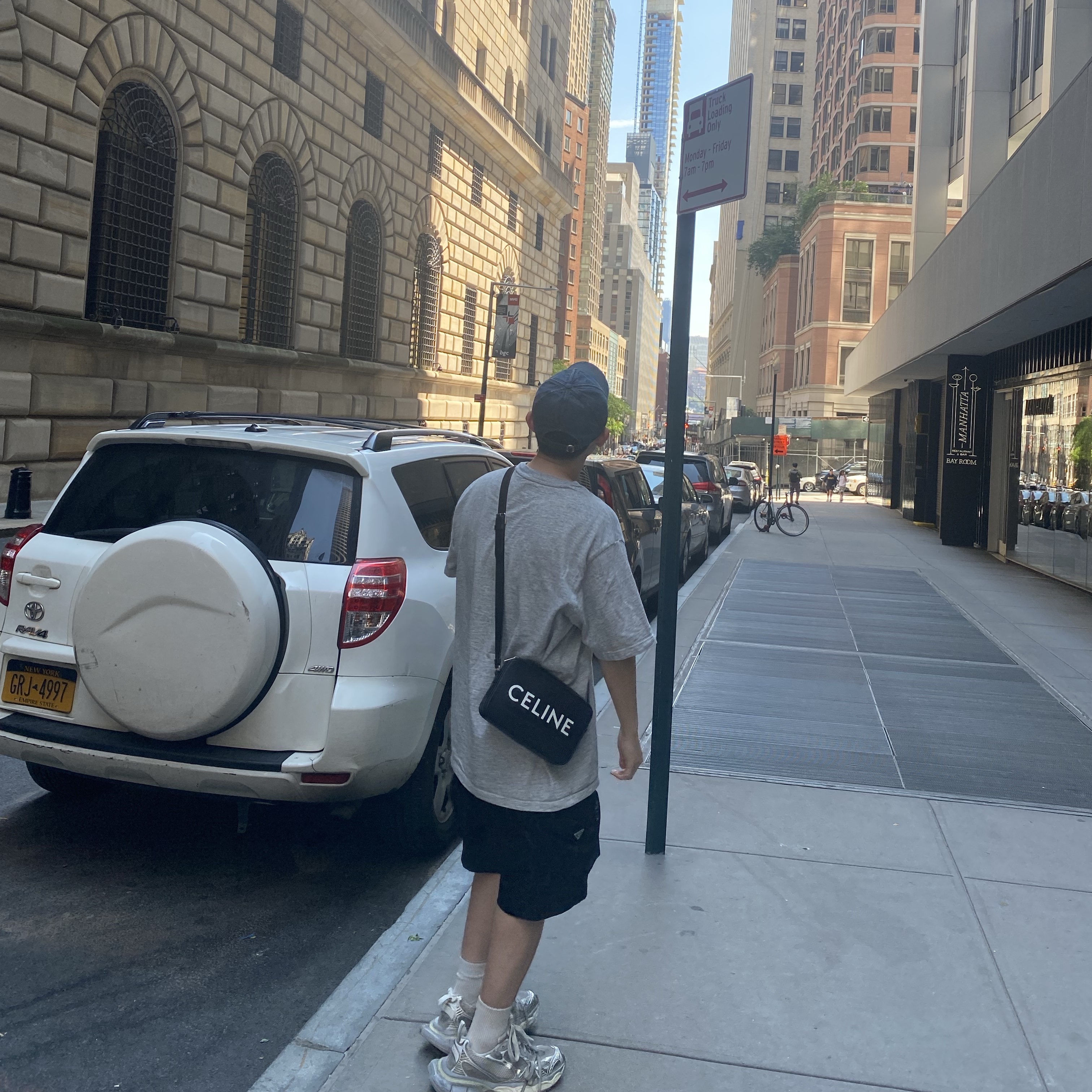 Celine Medium Messenger Bag in Smooth Calfskin with Celine Print Black, (W) Celine Triomphe Baseball Cap in Denim Union Wash Dark Union Wash 착용 스타일 - 2