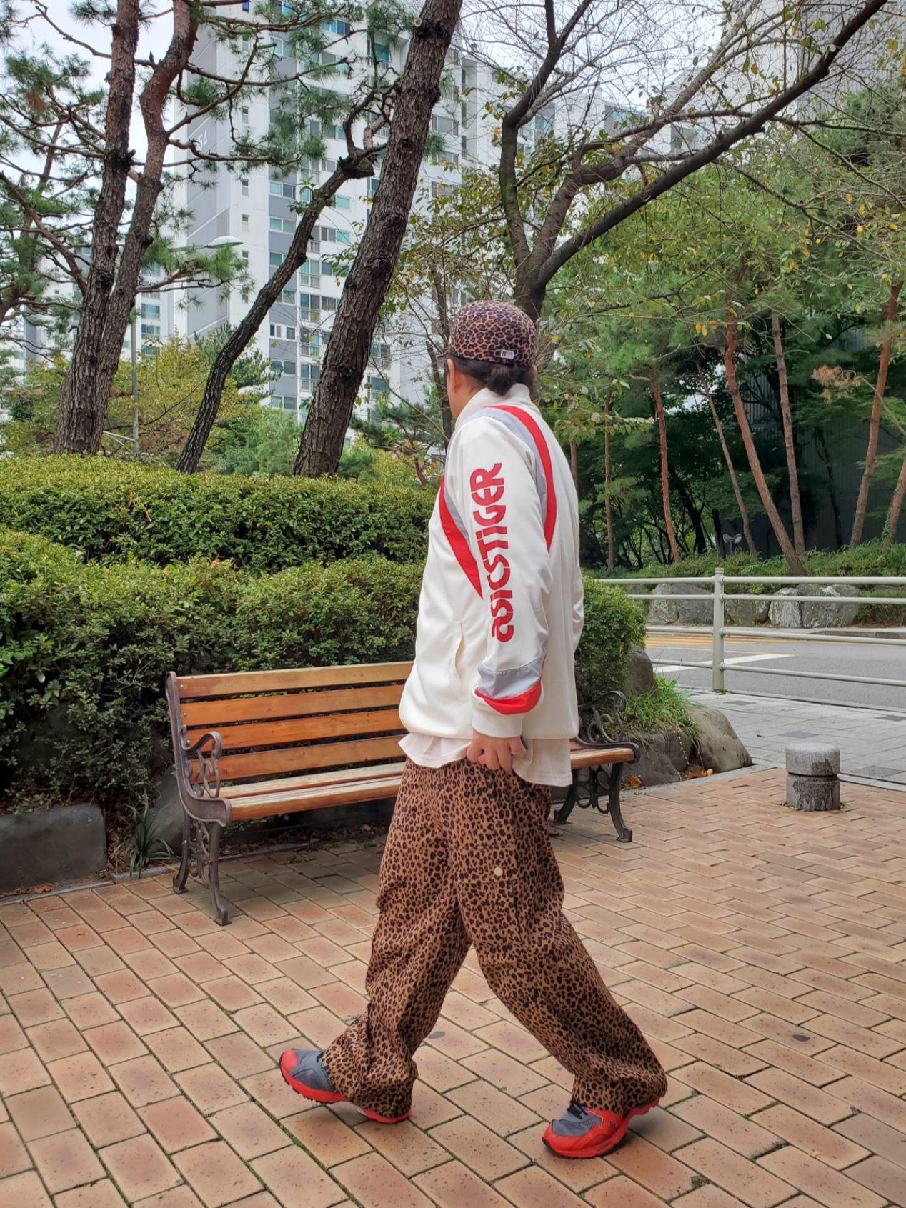 Asics HS2-S Gel-MC Plus Classic Red 착용 스타일 - 3