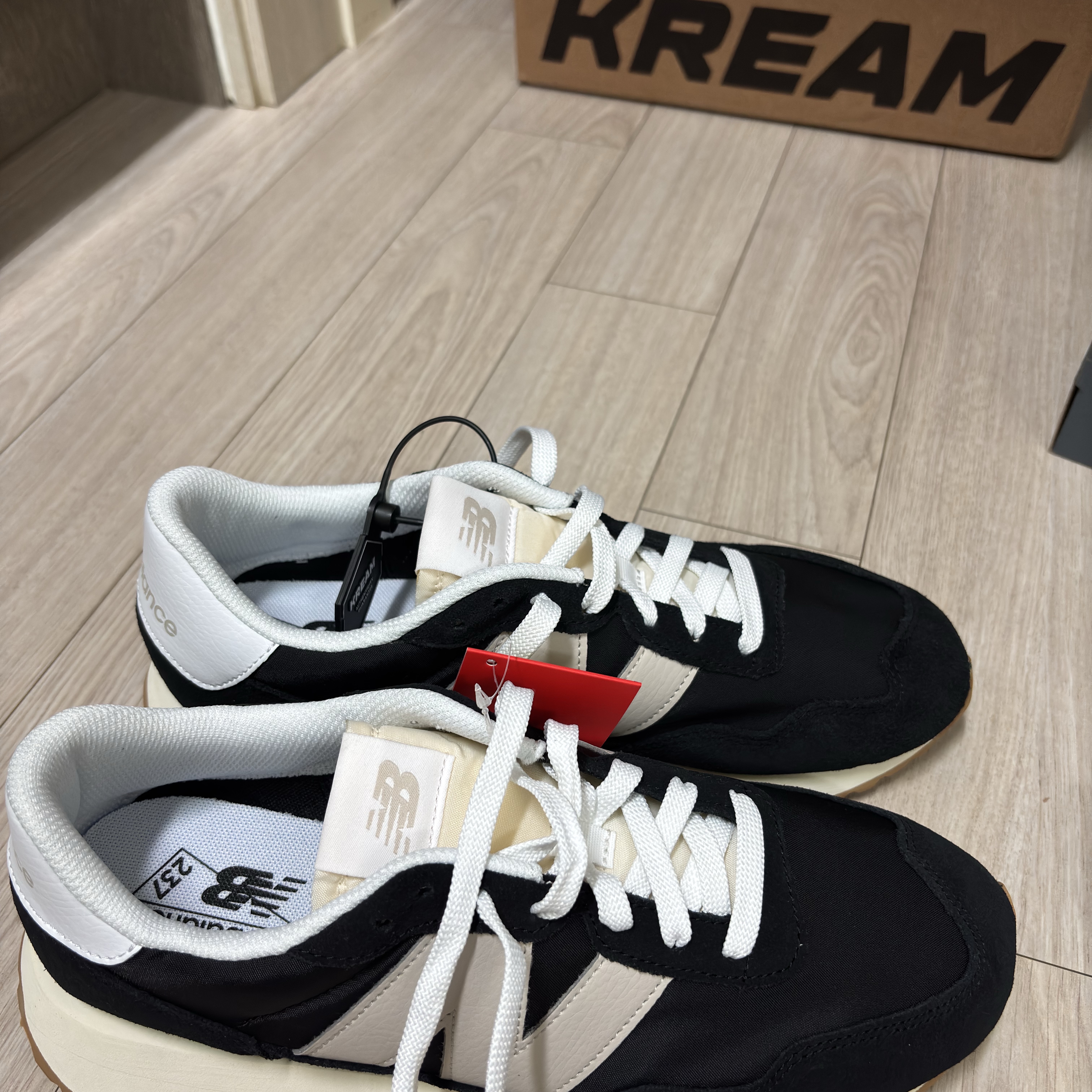 New Balance 237 Black Ivory 착용 스타일