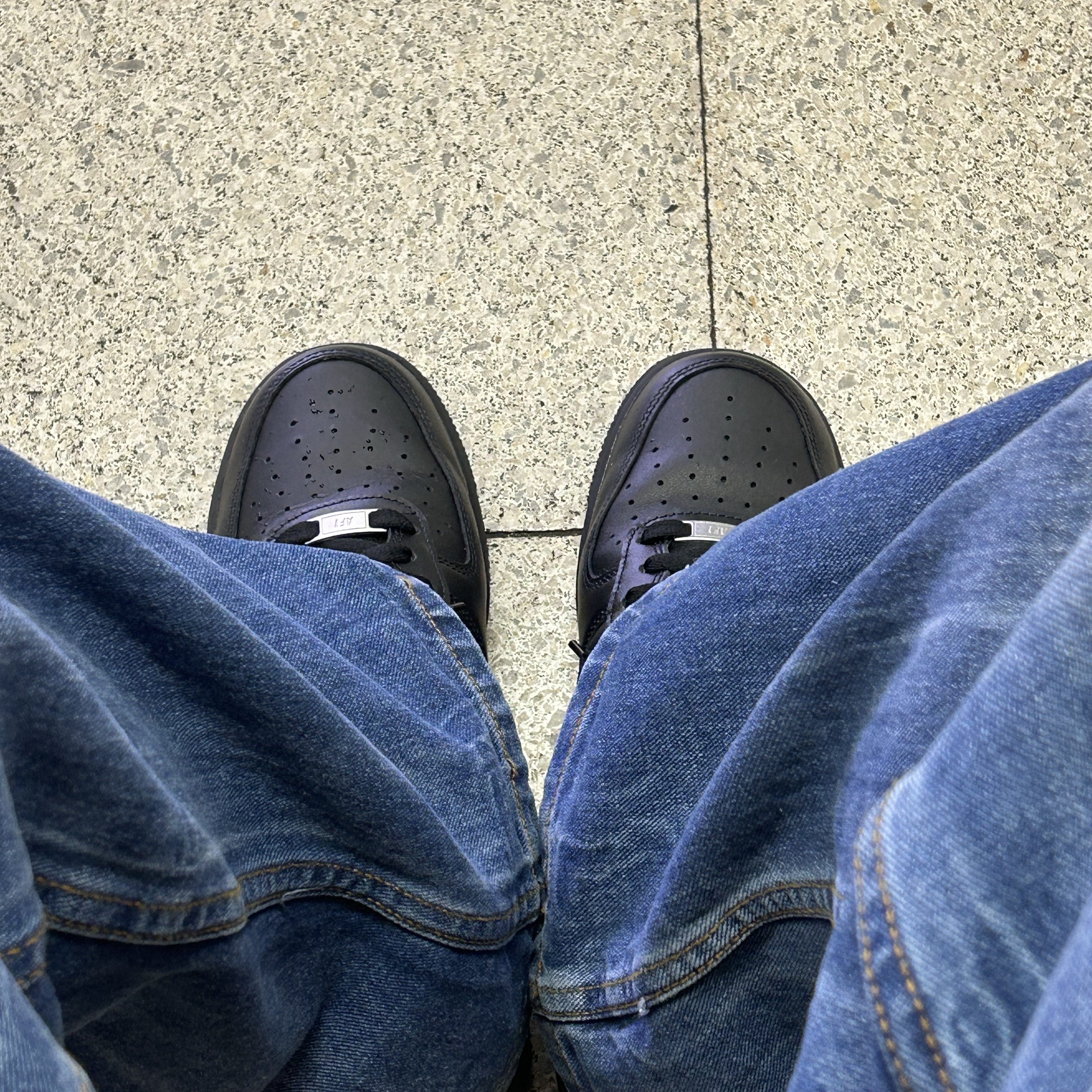 Nike Air Force 1 '07 Low Triple Black 착용 스타일
