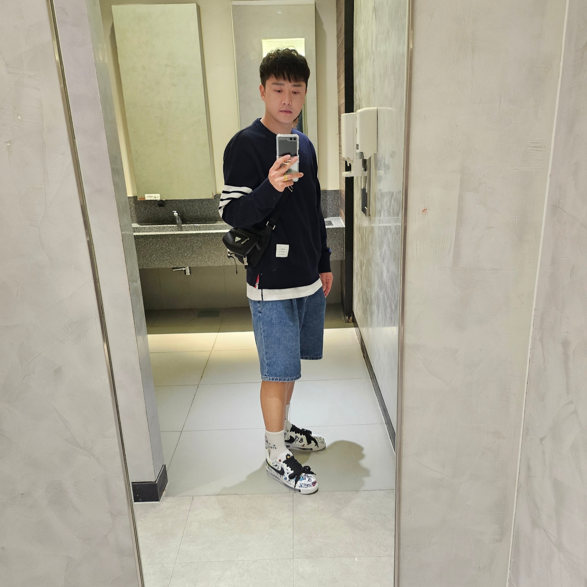 Prada Re-Nylon Saffiano Leather Shoulder Bag Black, Thom Browne Engineered 4-Bar Sweatshirt Navy 착용 스타일