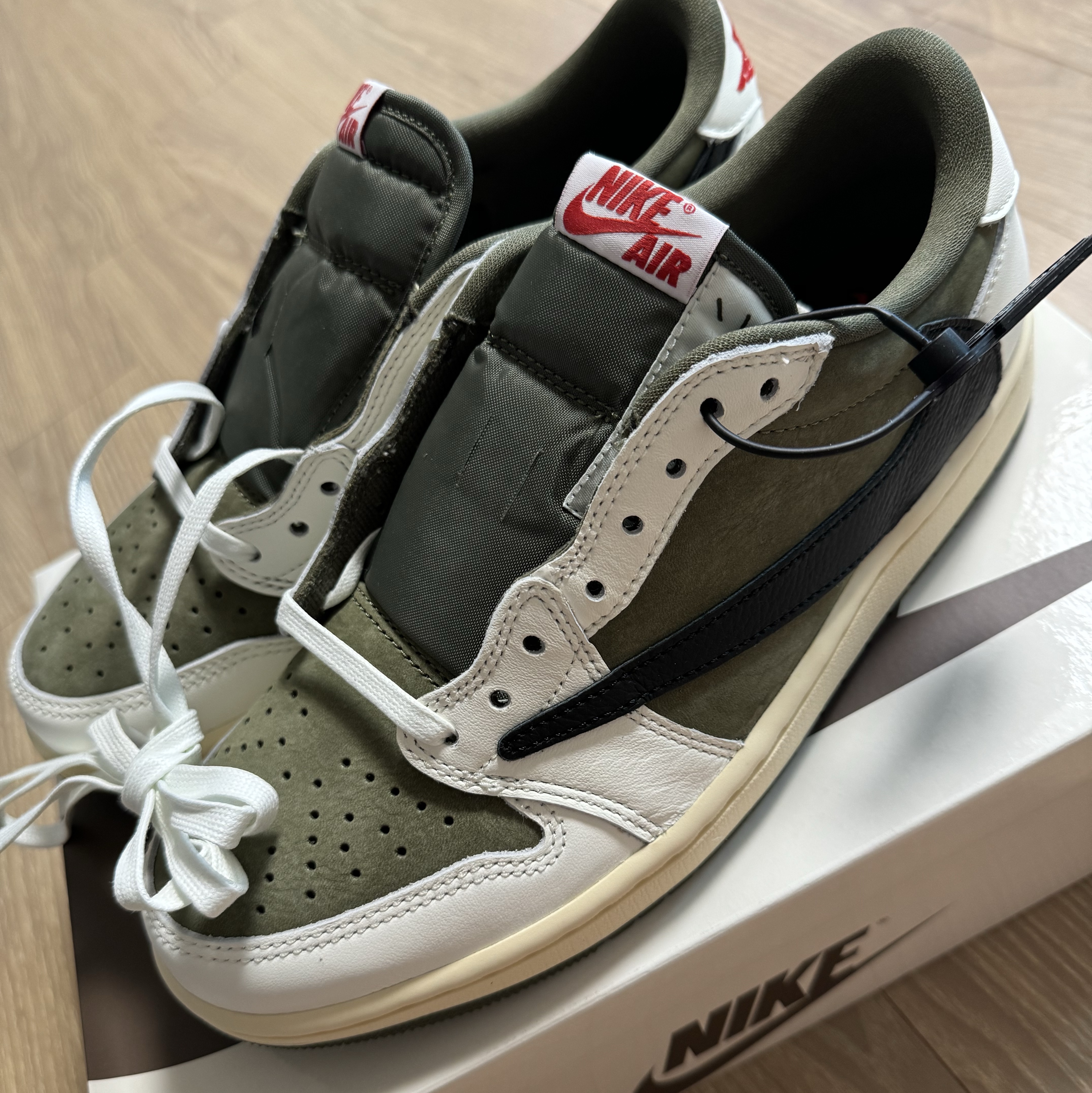 Jordan 1 x Travis Scott Retro Low OG SP Reverse Olive 착용 스타일