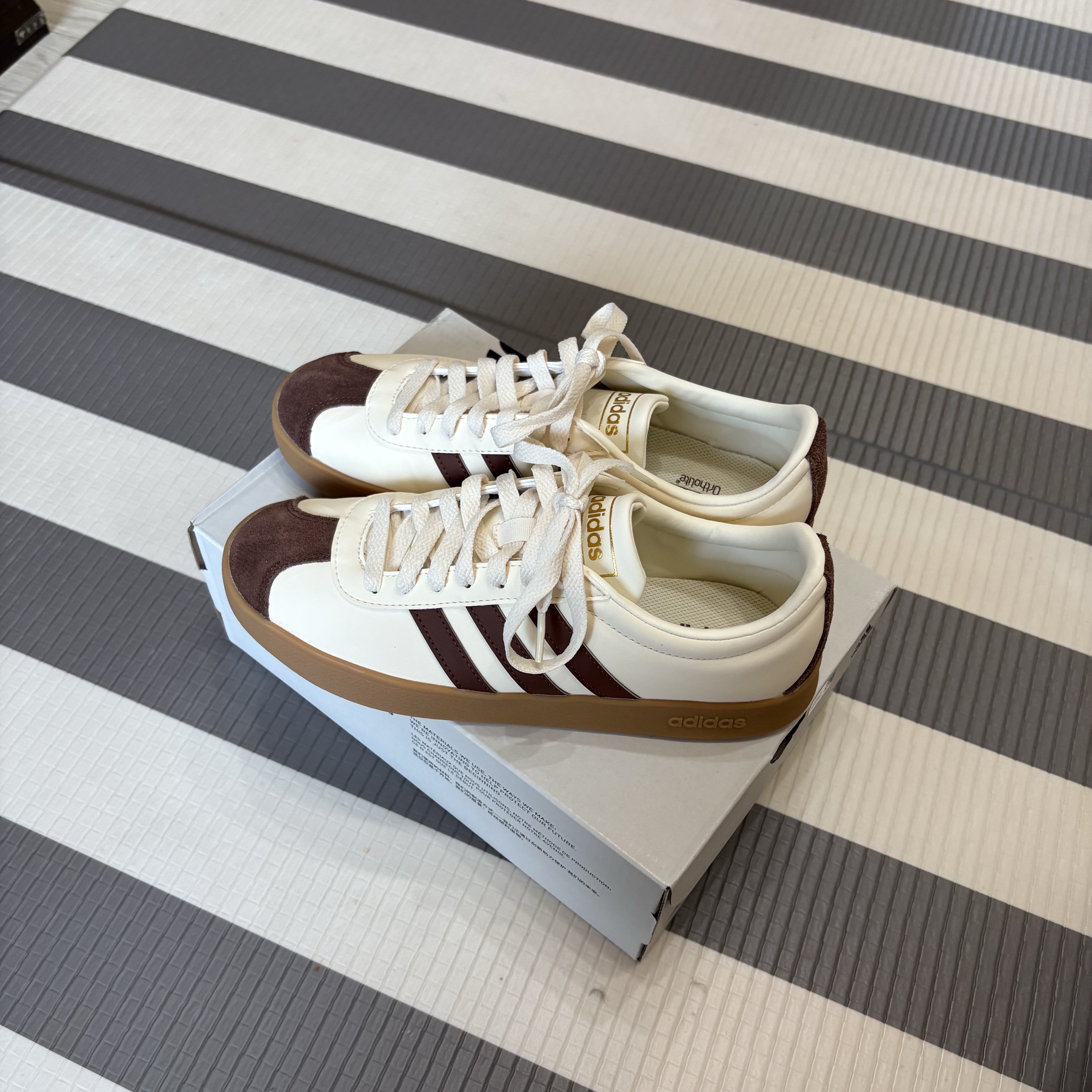 Adidas VL Court 2.0 Cream Brown 착용 스타일 - 3