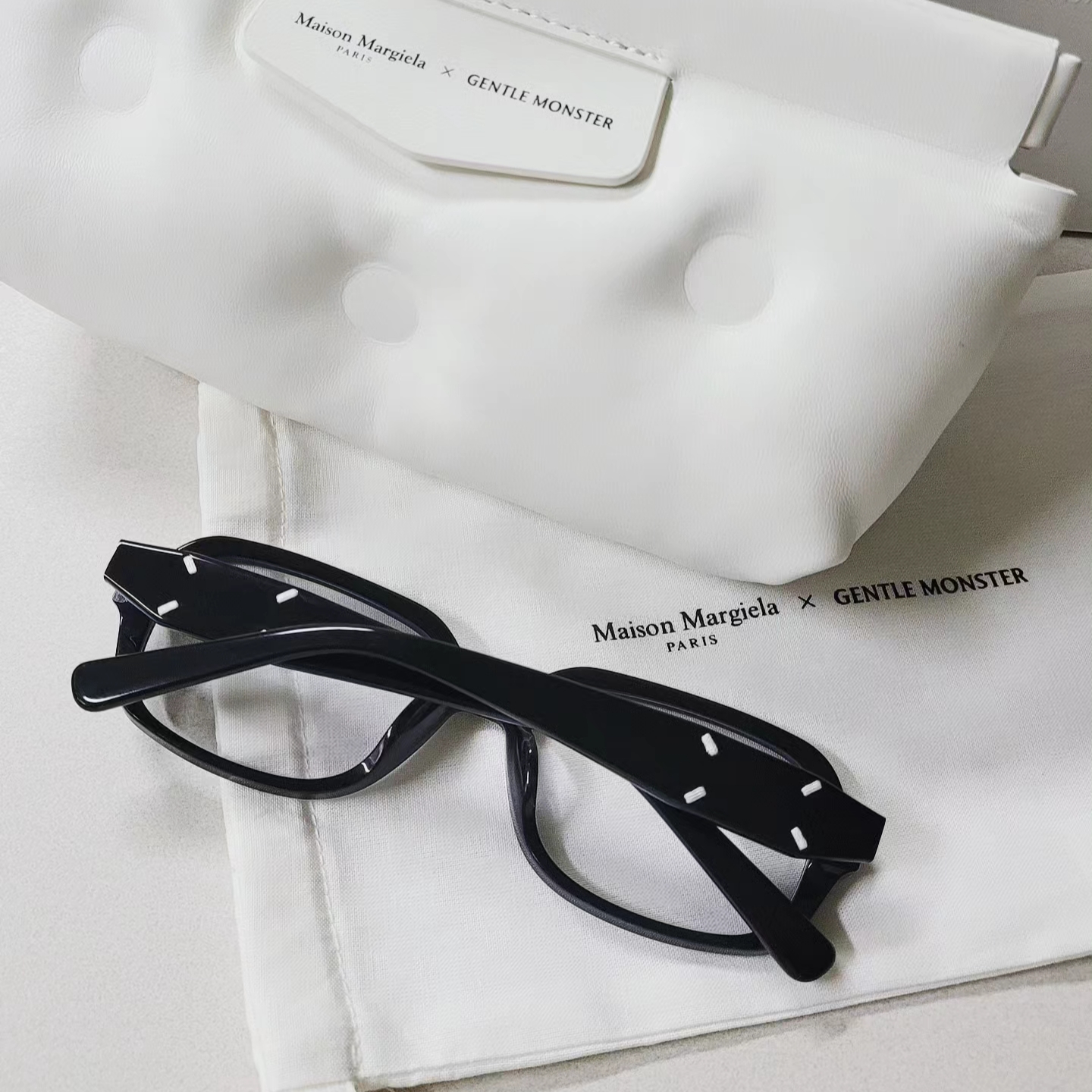 Gentle Monster x Maison Margiela MM114 Black Clear 착용 스타일 - 1