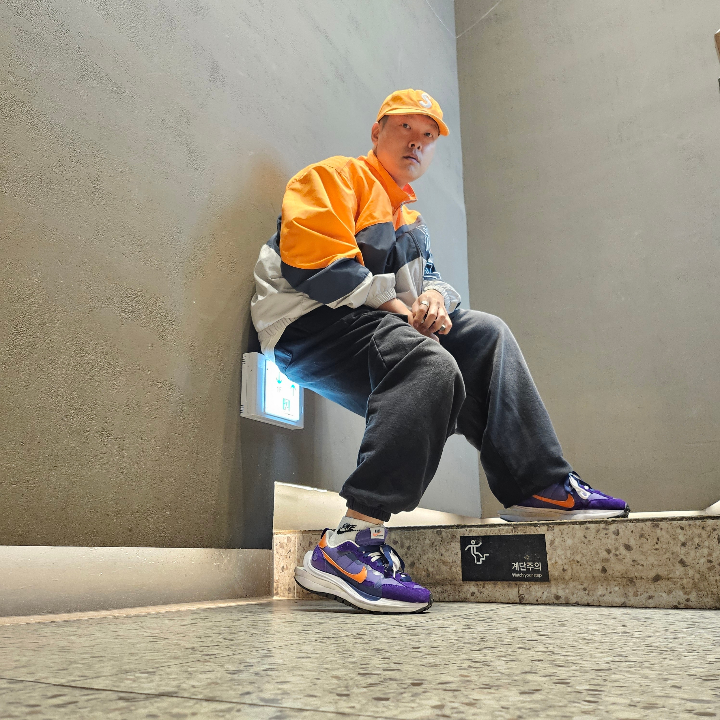 Supreme Pigment Canvas S Logo 6-Panel Orange - 23SS, Supreme Curve Track Jacket Grey - 24SS 착용 스타일 - 2