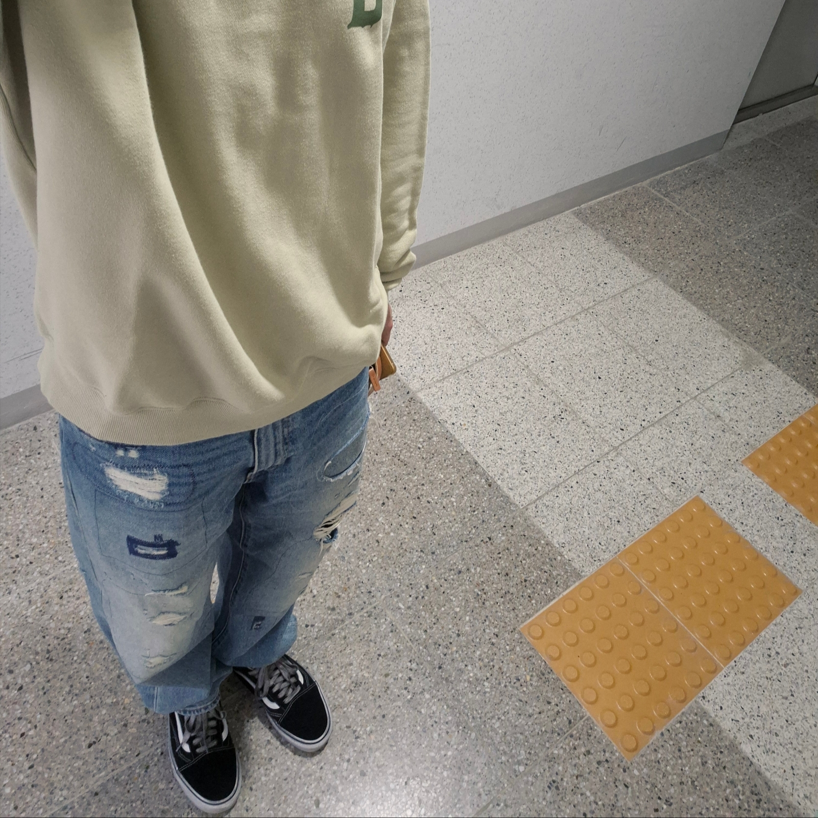 Vans OG Old Skool LX Stressed Black 착용 스타일 - 1