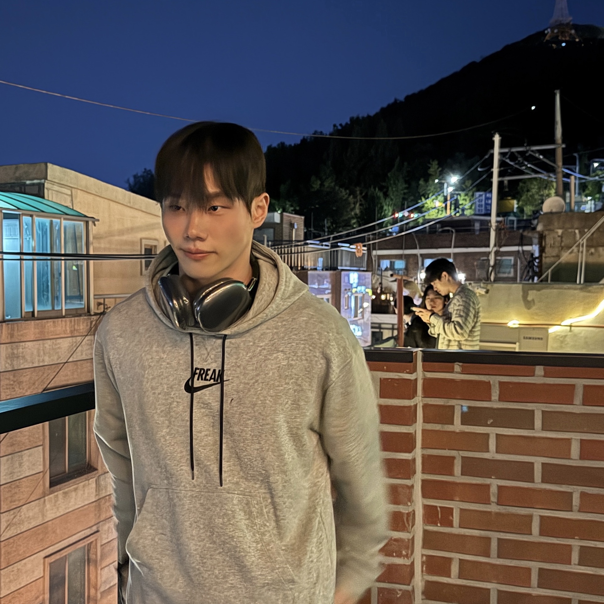 Nike x Drake Nocta Fleece Hoodie Dark Grey Heather (FN7659-063), Apple AirPods Max Lightning Space Gray (Korean Ver.) 착용 스타일