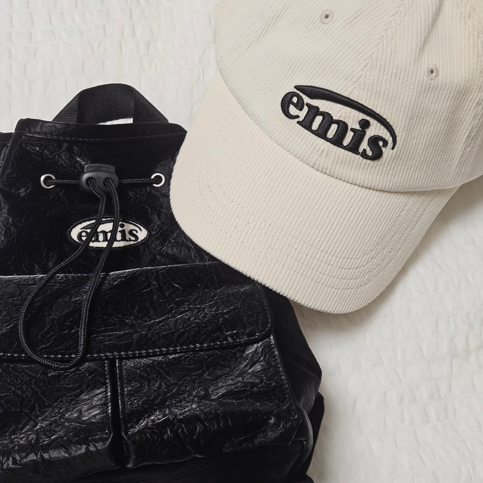 Emis Mini Wappen Pocket Backpack Black, Emis New Logo Corduroy Emis Cap Cream 착용 스타일 - 1