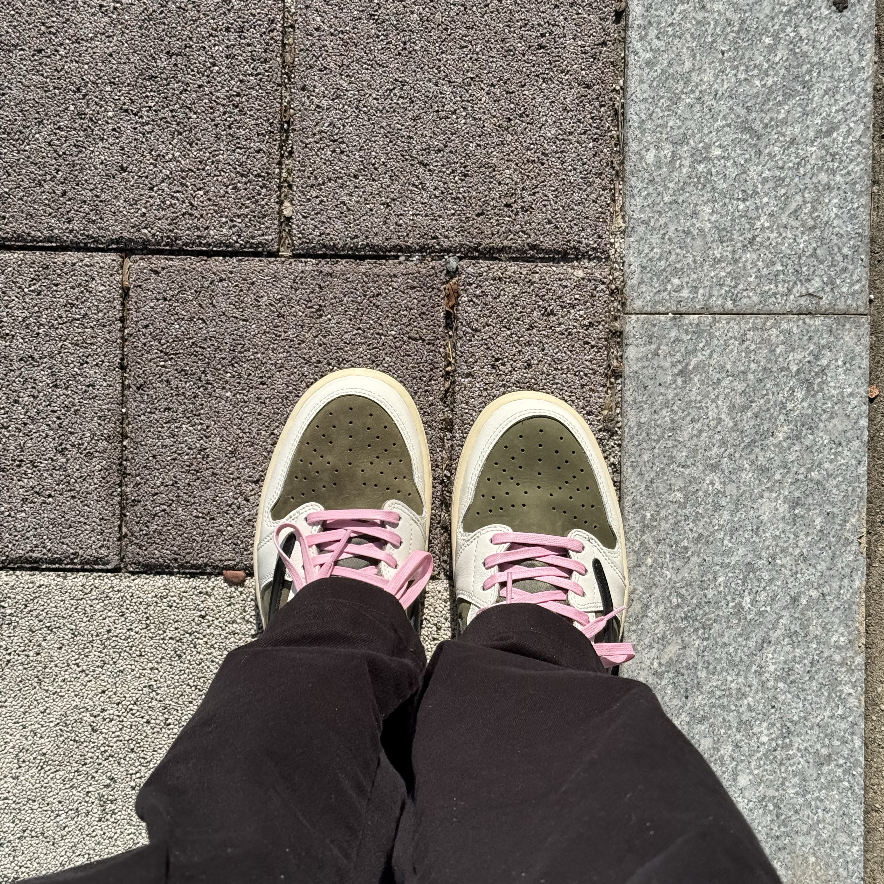 Jordan 1 x Travis Scott Retro Low OG SP Reverse Olive 착용 스타일 - 2