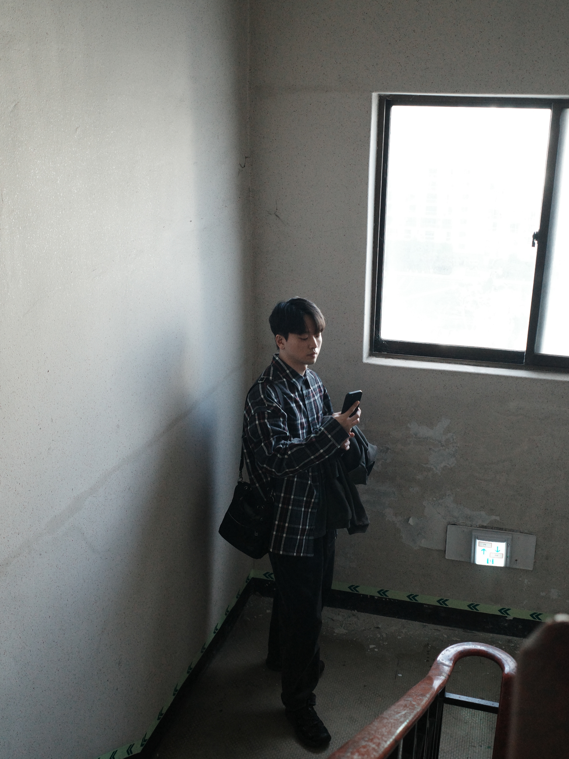 Juun.J Front Pocket Check Shirt Grey - 24FW, Essentials Longsleeve Polo Ink - 24SS 착용 스타일 - 2
