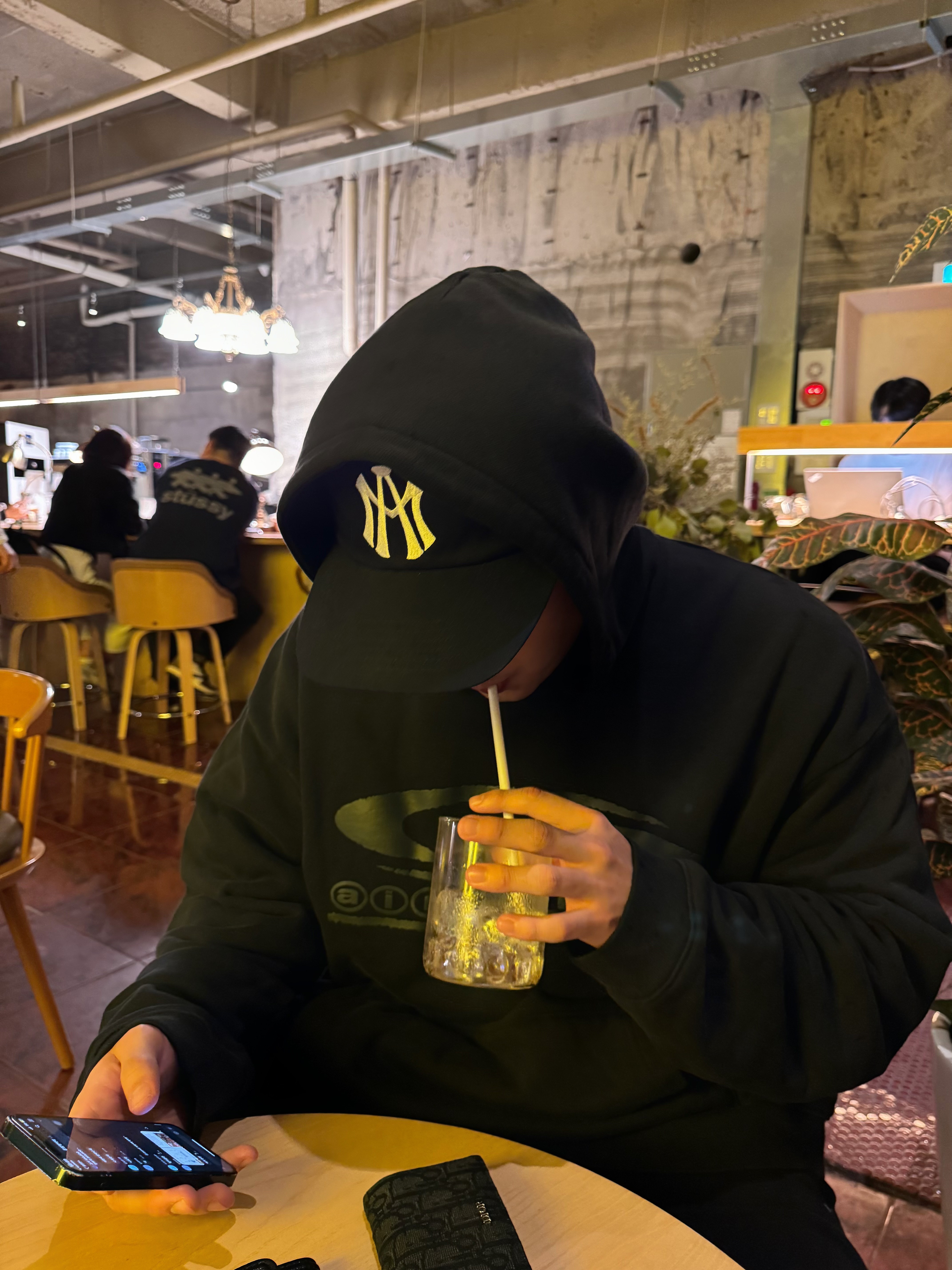 Jordan x Travis Scott Pullover Hoodie Black (FQ7821-010) 착용 스타일