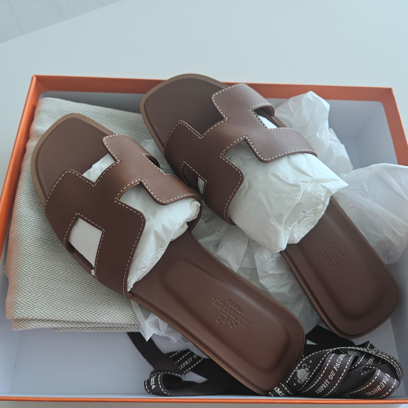 (W) Hermes Oran Sandal Calfskin & Gold Piqures Ecrues 착용 스타일