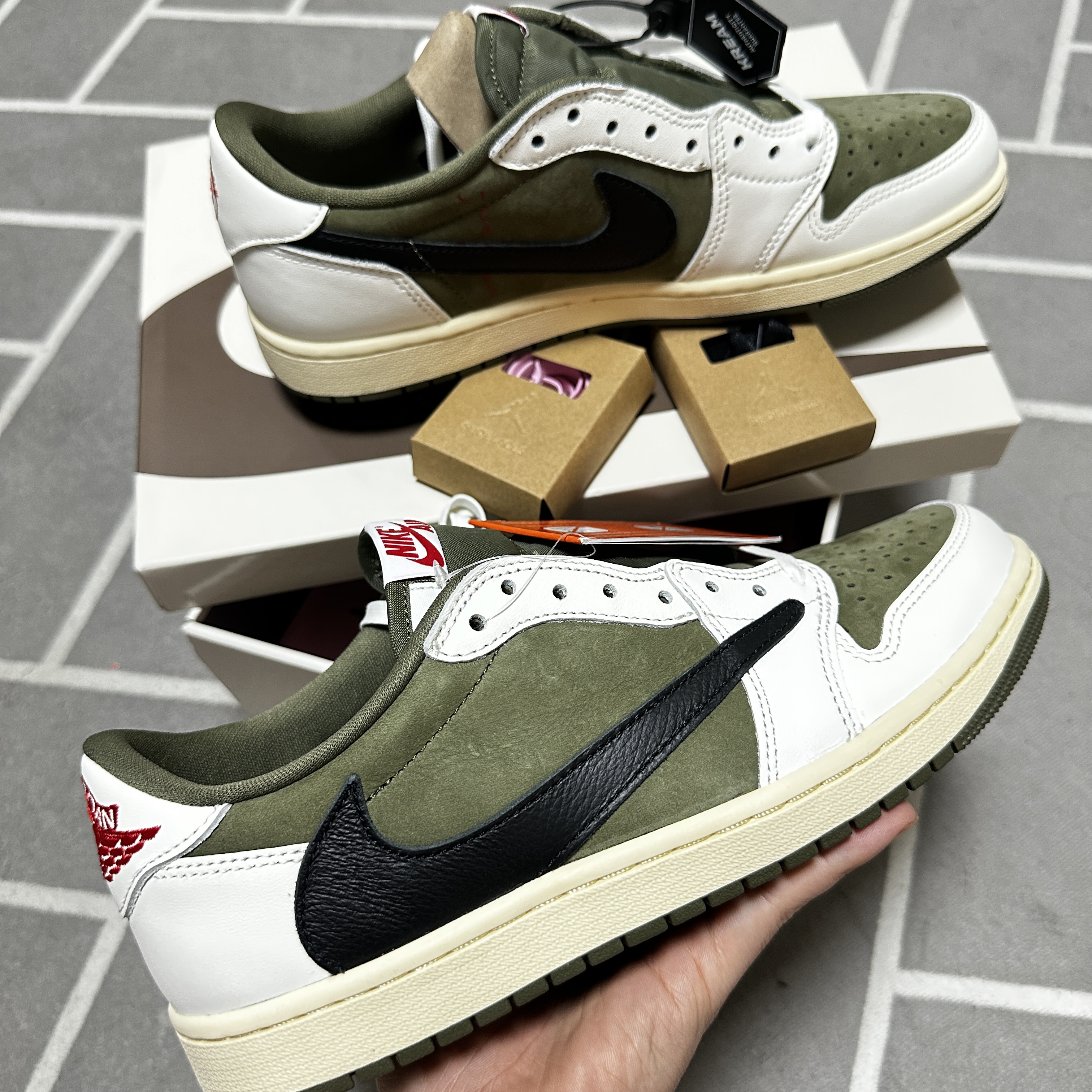 Jordan 1 x Travis Scott Retro Low OG SP Reverse Olive, (W) Jordan 1 x Travis Scott Retro Low OG SP Canary 착용 스타일 - 2