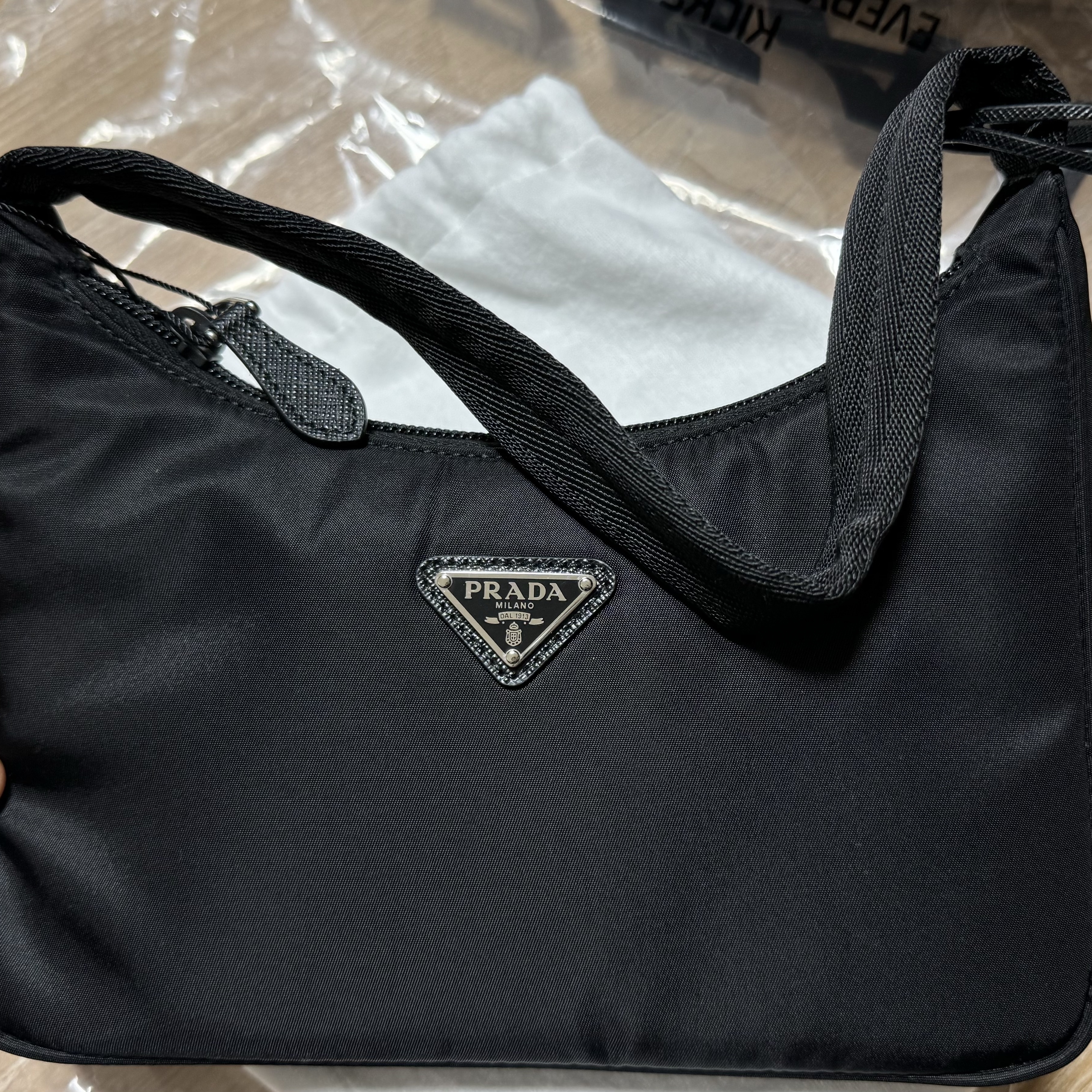 Prada Re-Edition 2000 Re-Nylon Mini Shoulder Bag Black 착용 스타일 - 1