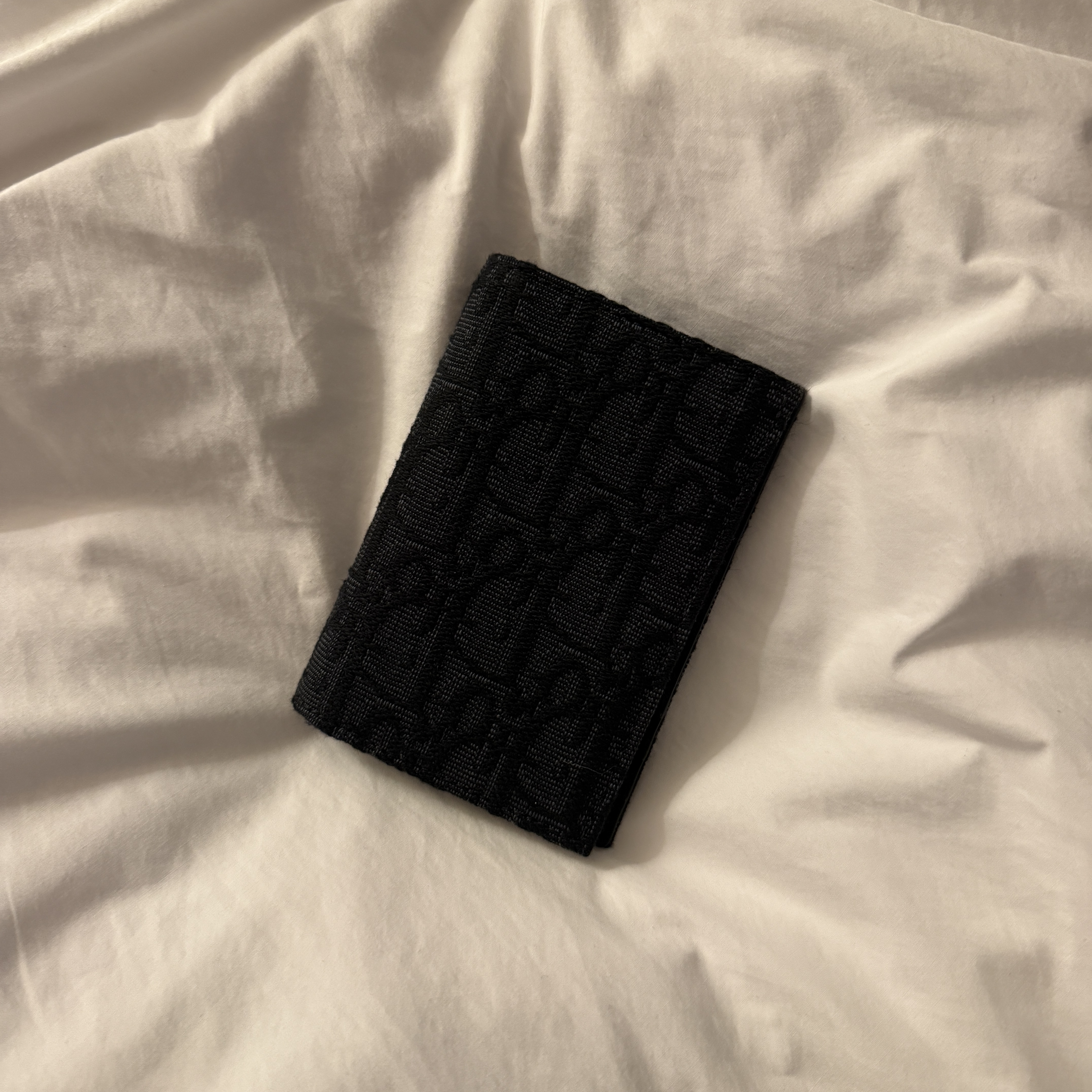 Dior Bi-Fold Card Holder Black Dior Oblique Jacquard 착용 스타일