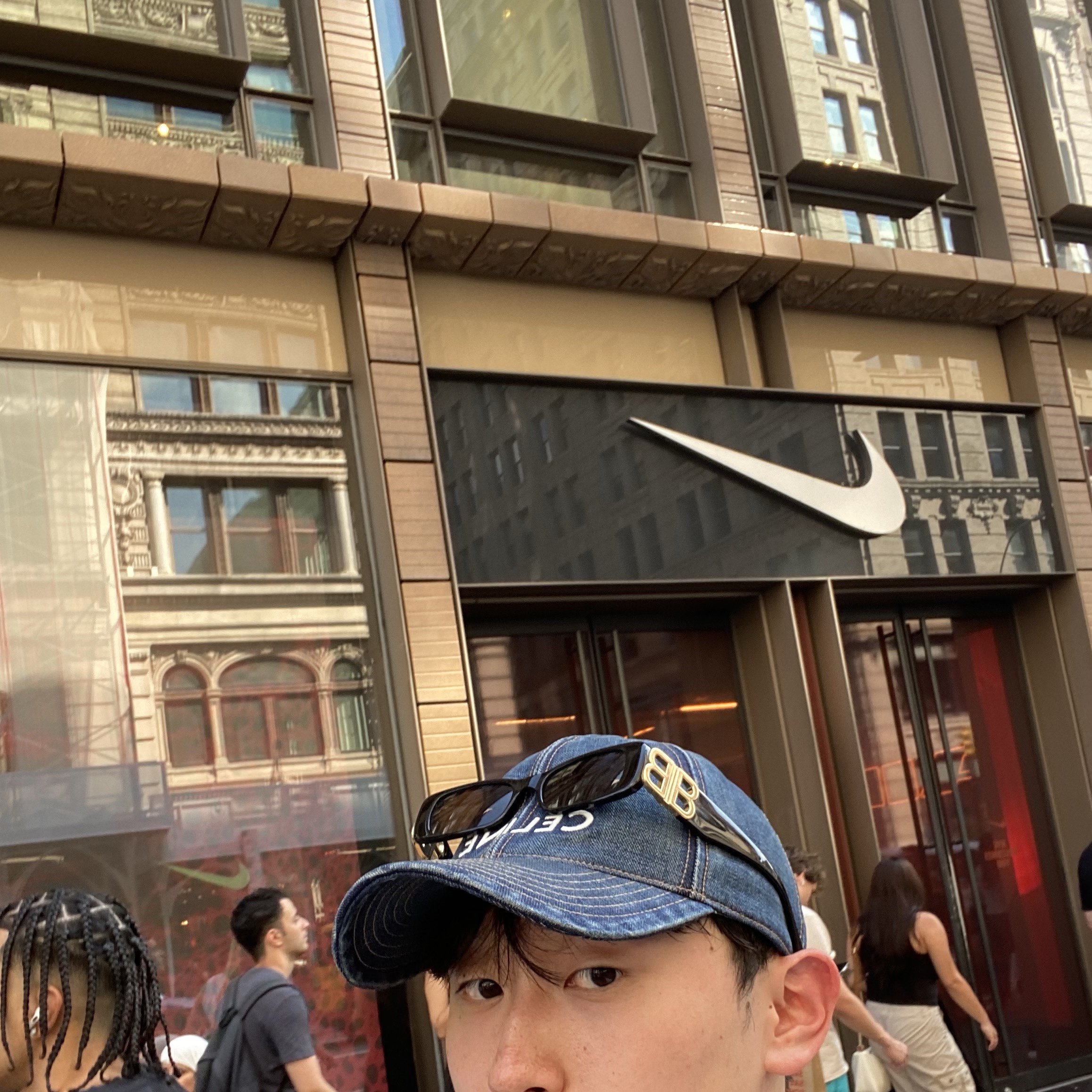 Celine Medium Messenger Bag in Smooth Calfskin with Celine Print Black, (W) Celine Triomphe Baseball Cap in Denim Union Wash Dark Union Wash 착용 스타일 - 4