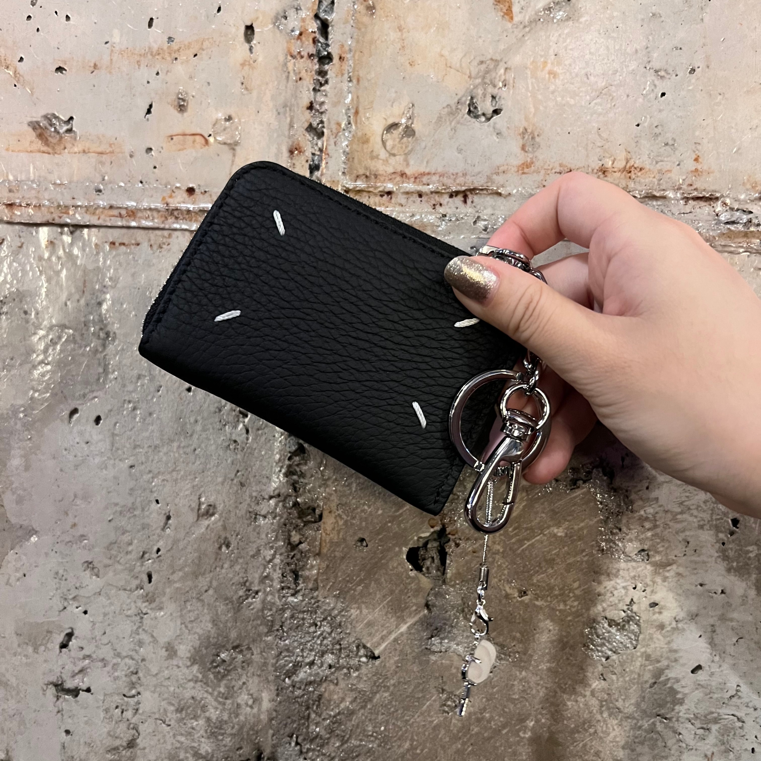 Maison Margiela Keyring Wallet Black 착용 스타일