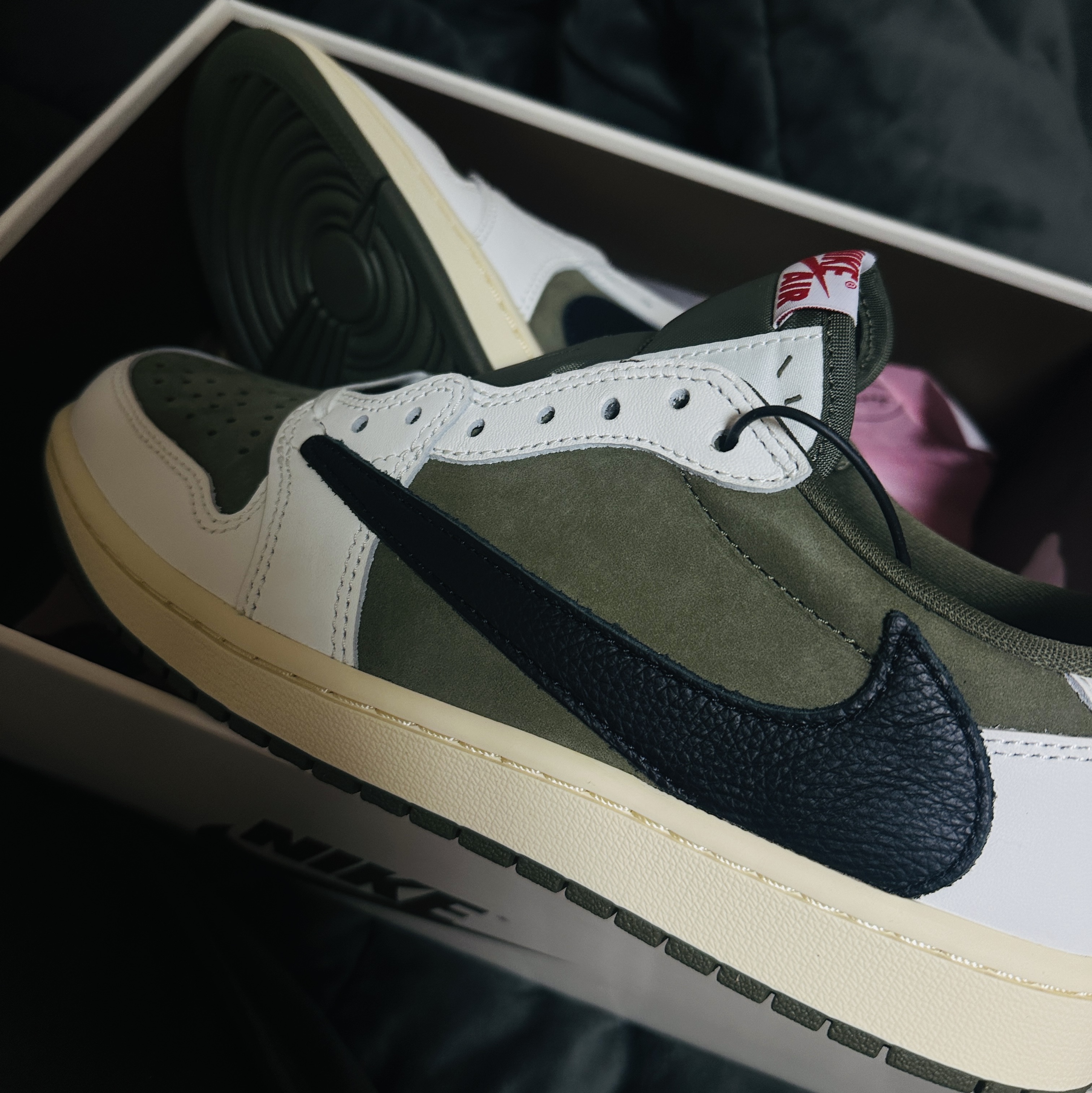 Jordan 1 x Travis Scott Retro Low OG SP Reverse Olive 착용 스타일