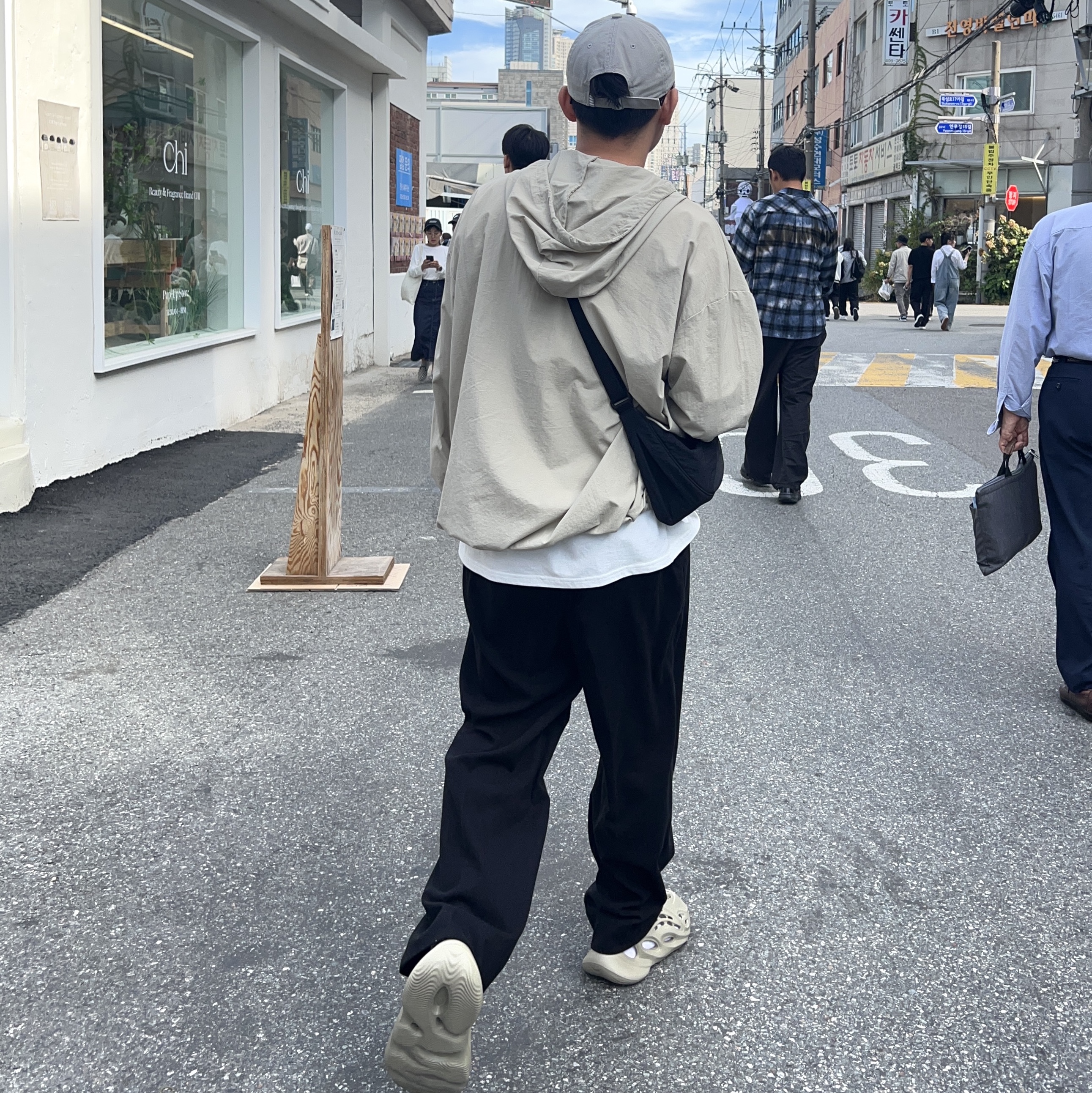 Adidas Yeezy Foam RNNR Stone Salt 착용 스타일