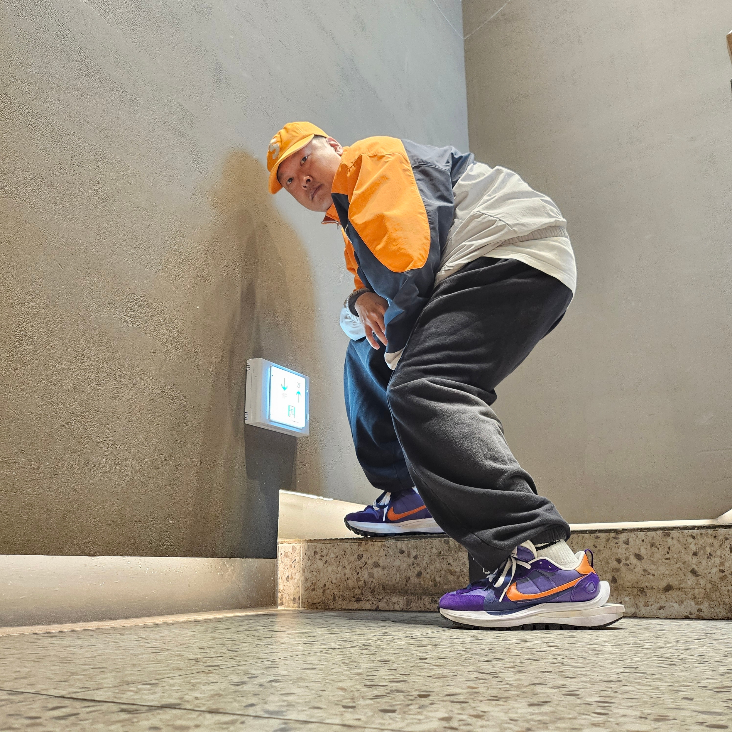 Supreme Pigment Canvas S Logo 6-Panel Orange - 23SS, Supreme Curve Track Jacket Grey - 24SS 착용 스타일 - 3