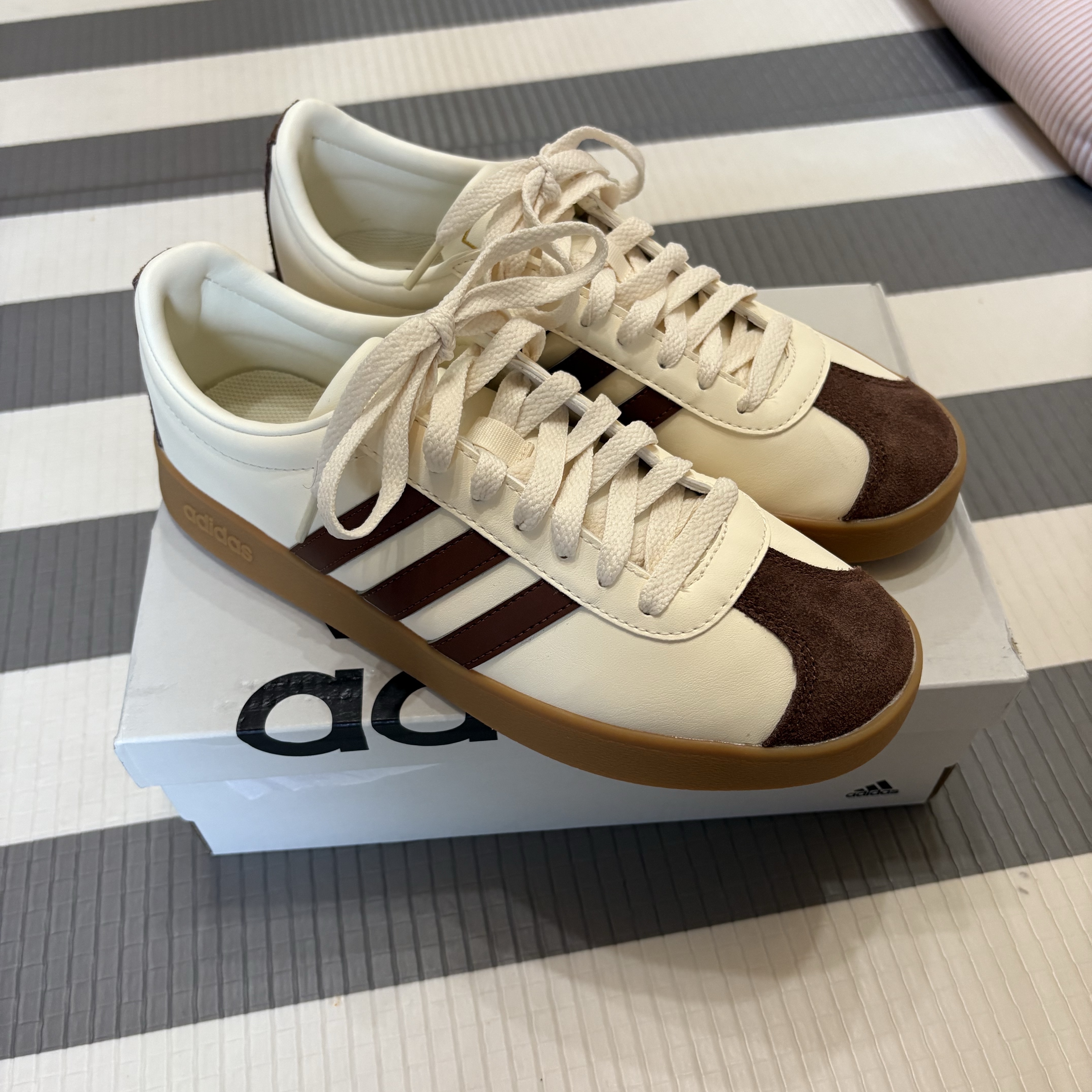 Adidas VL Court 2.0 Cream Brown 착용 스타일 - 1