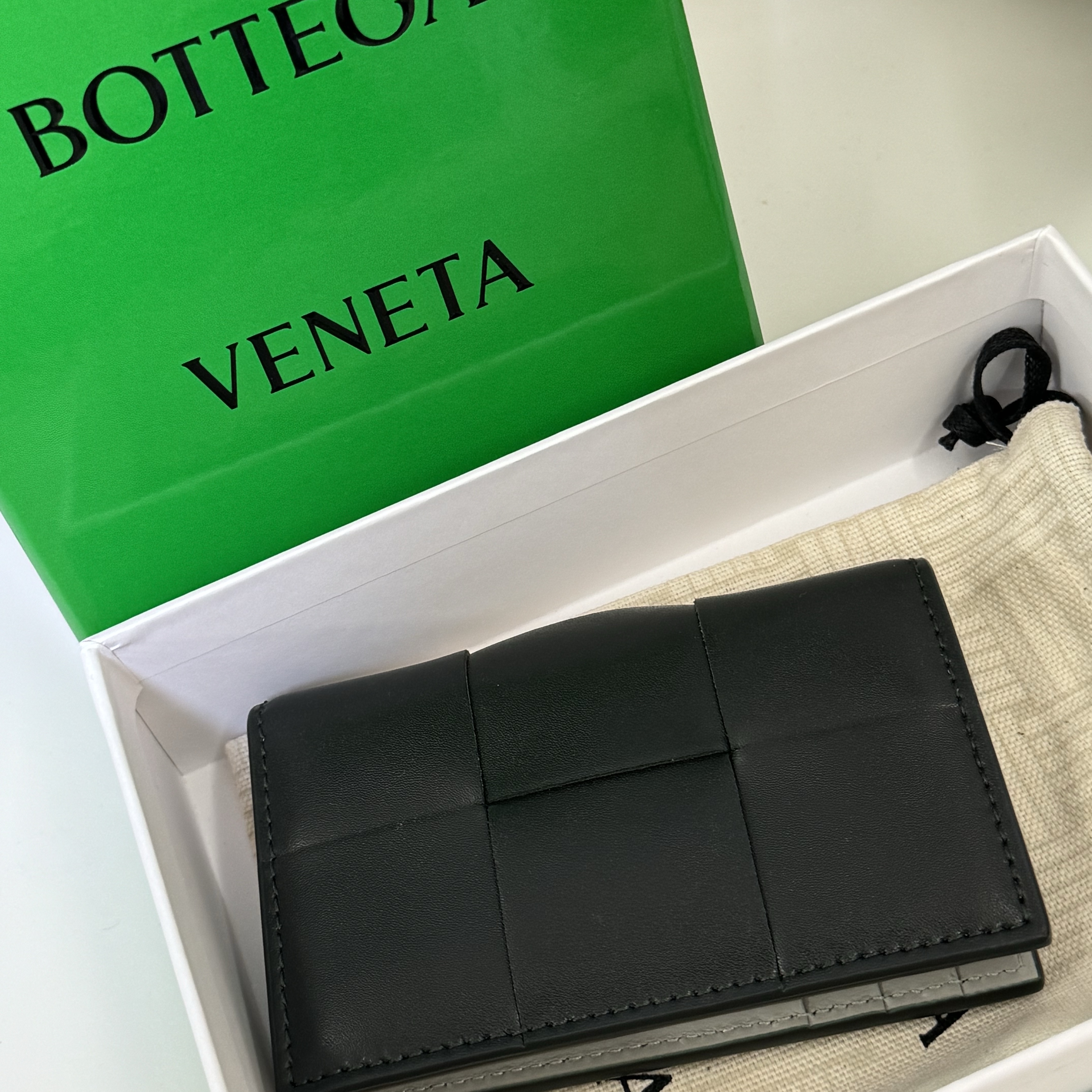 Bottega Veneta Cassette Flap Card Case Dark Green 착용 스타일 - 1