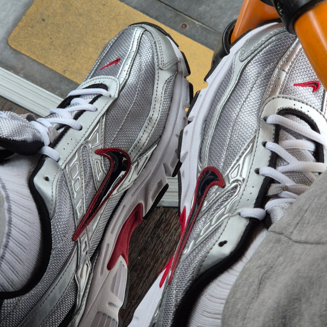 Nike Initiator Metallic Silver Black 착용 스타일