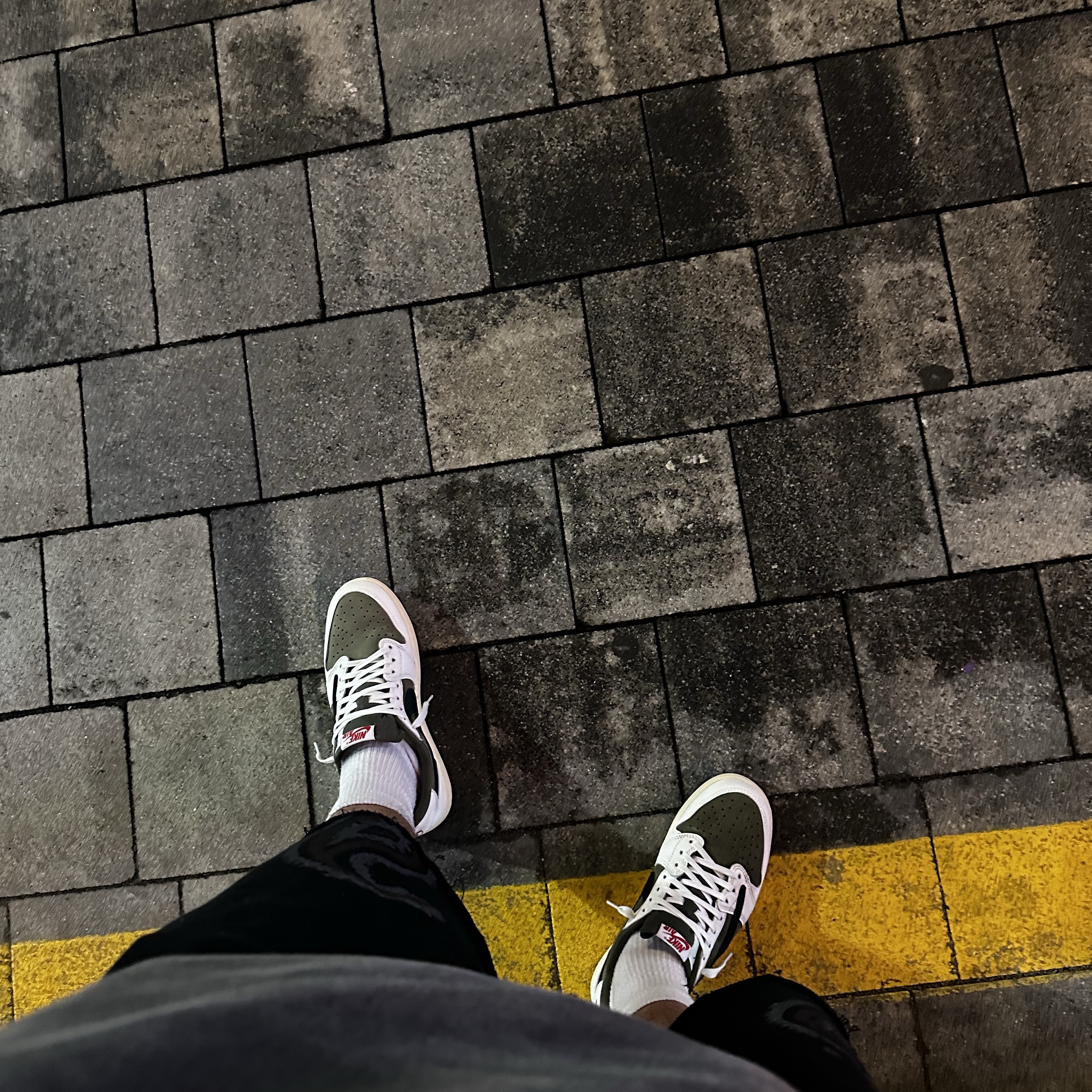 Jordan 1 x Travis Scott Retro Low OG SP Reverse Olive 착용 스타일