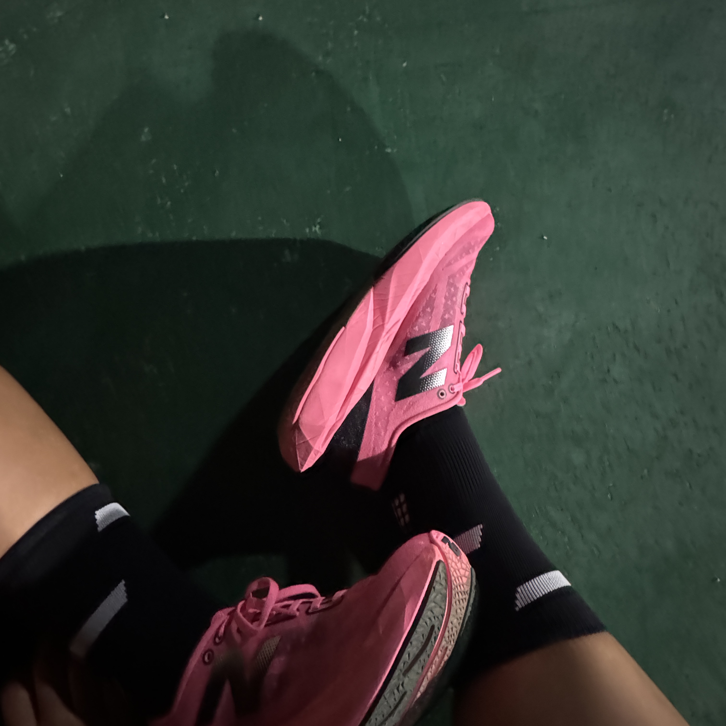 (W) New Balance FuelCell Rebel v4 Ultra Pink Black - D Wide 착용 스타일 - 2