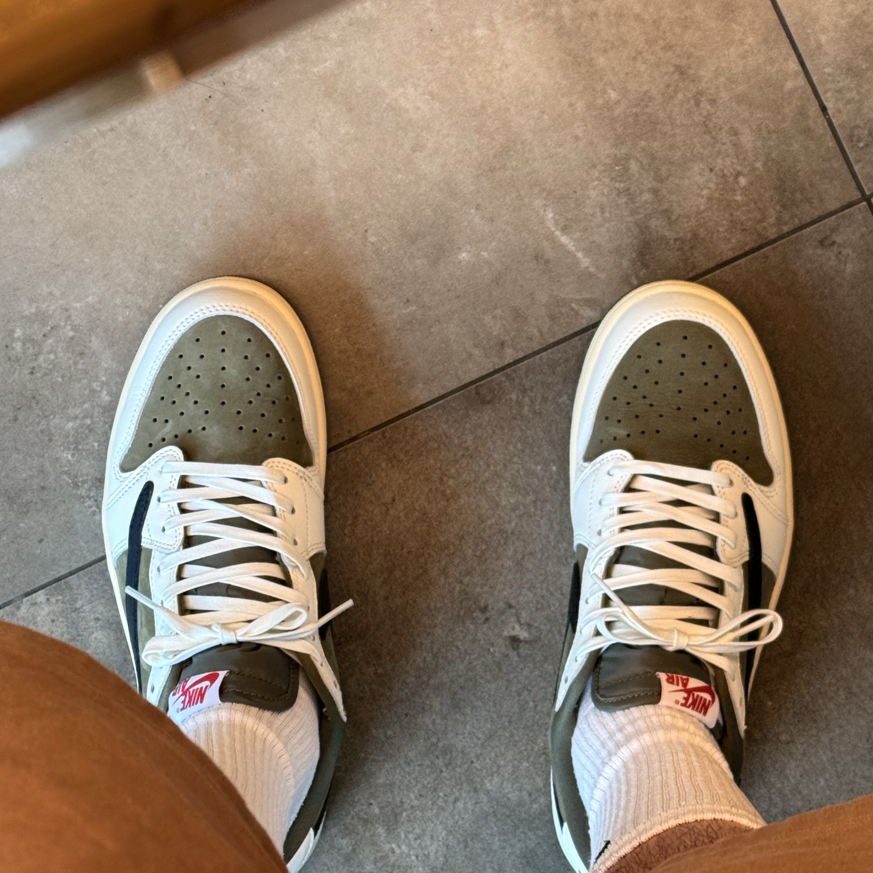 Jordan 1 x Travis Scott Retro Low OG SP Reverse Olive 착용 스타일