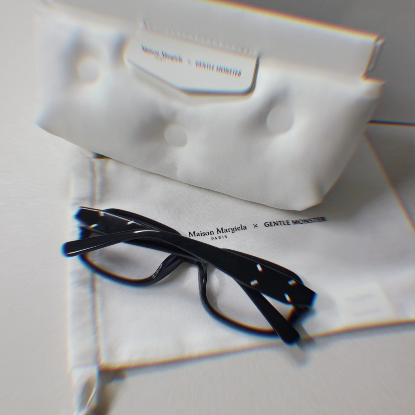 Gentle Monster x Maison Margiela MM114 Black Clear 착용 스타일 - 4