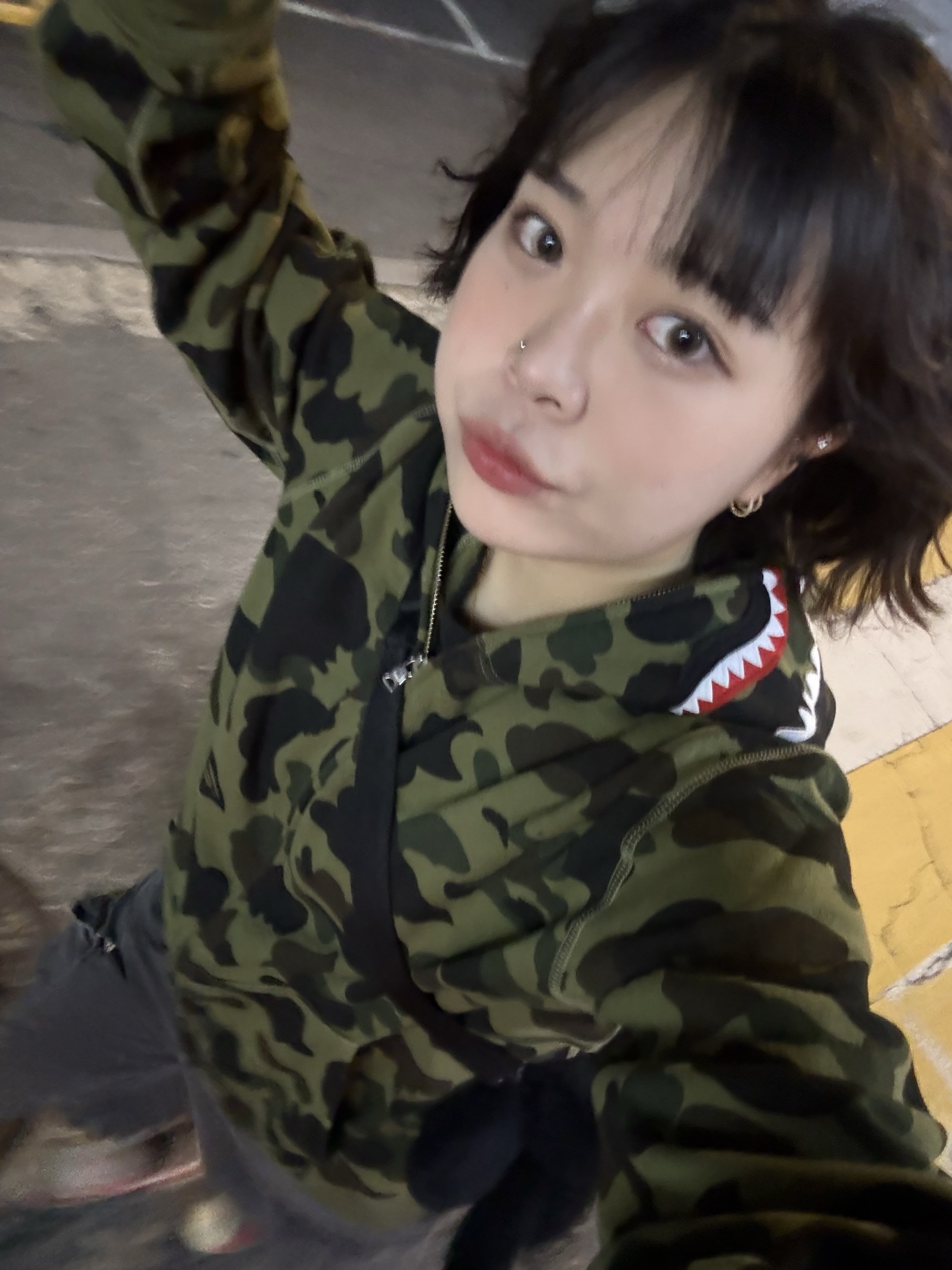 BAPE 1st Camo Shark Full Zip Hoodie Army Green 착용 스타일 - 3
