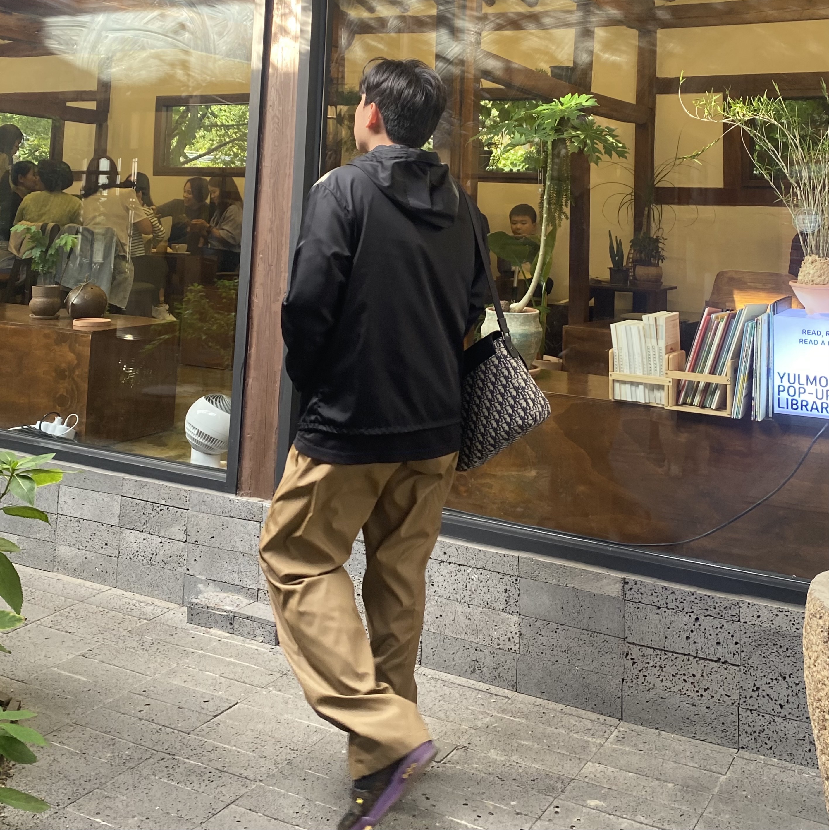 Prada Re-Nylon Pants Tobacco, Dior Saddle Messenger Bag Beige Black Dior Oblique Jacquard Black Grained Calfskin 착용 스타일 - 2
