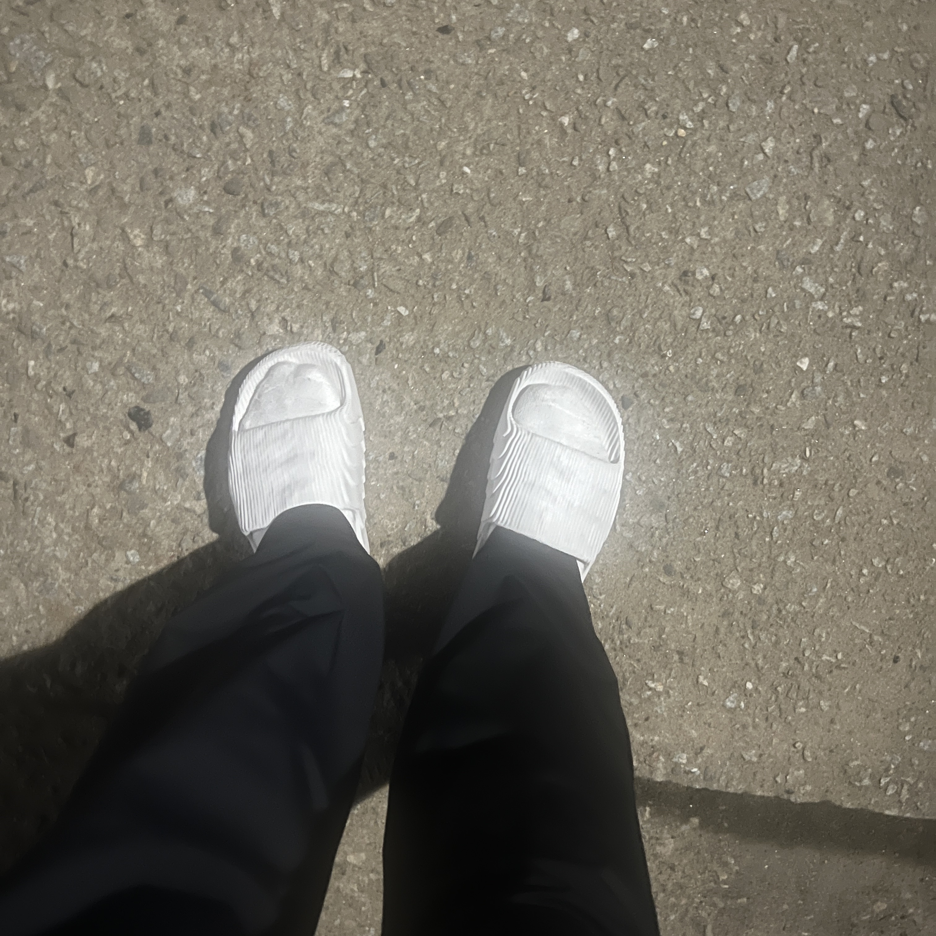 Adidas Adilette 22 Crystal White 착용 스타일