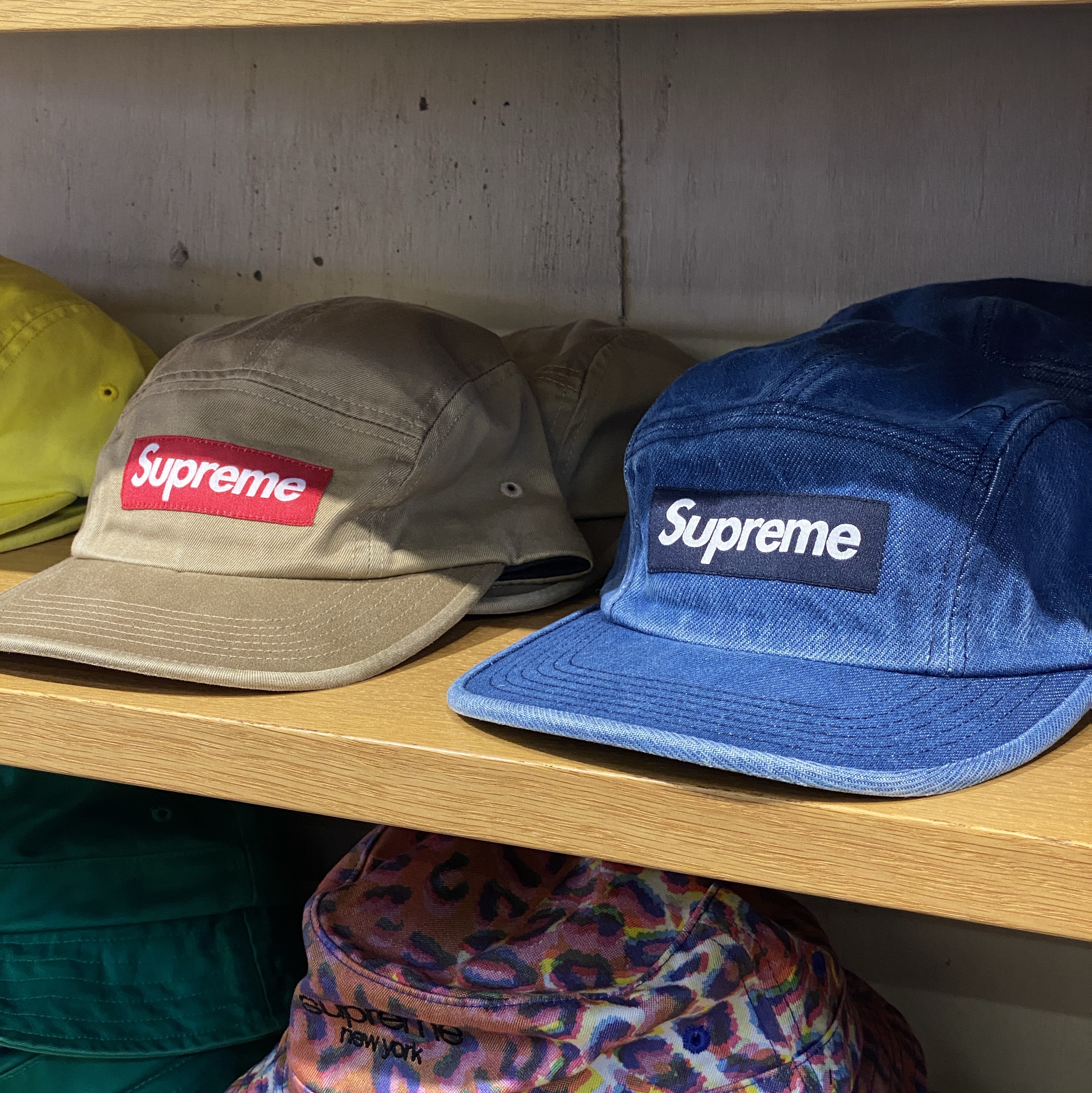 Supreme Washed Chino Twill Camp Cap Denim - 24FW, Supreme Washed Chino Twill Camp Cap Tan - 24FW 착용 스타일 - 1