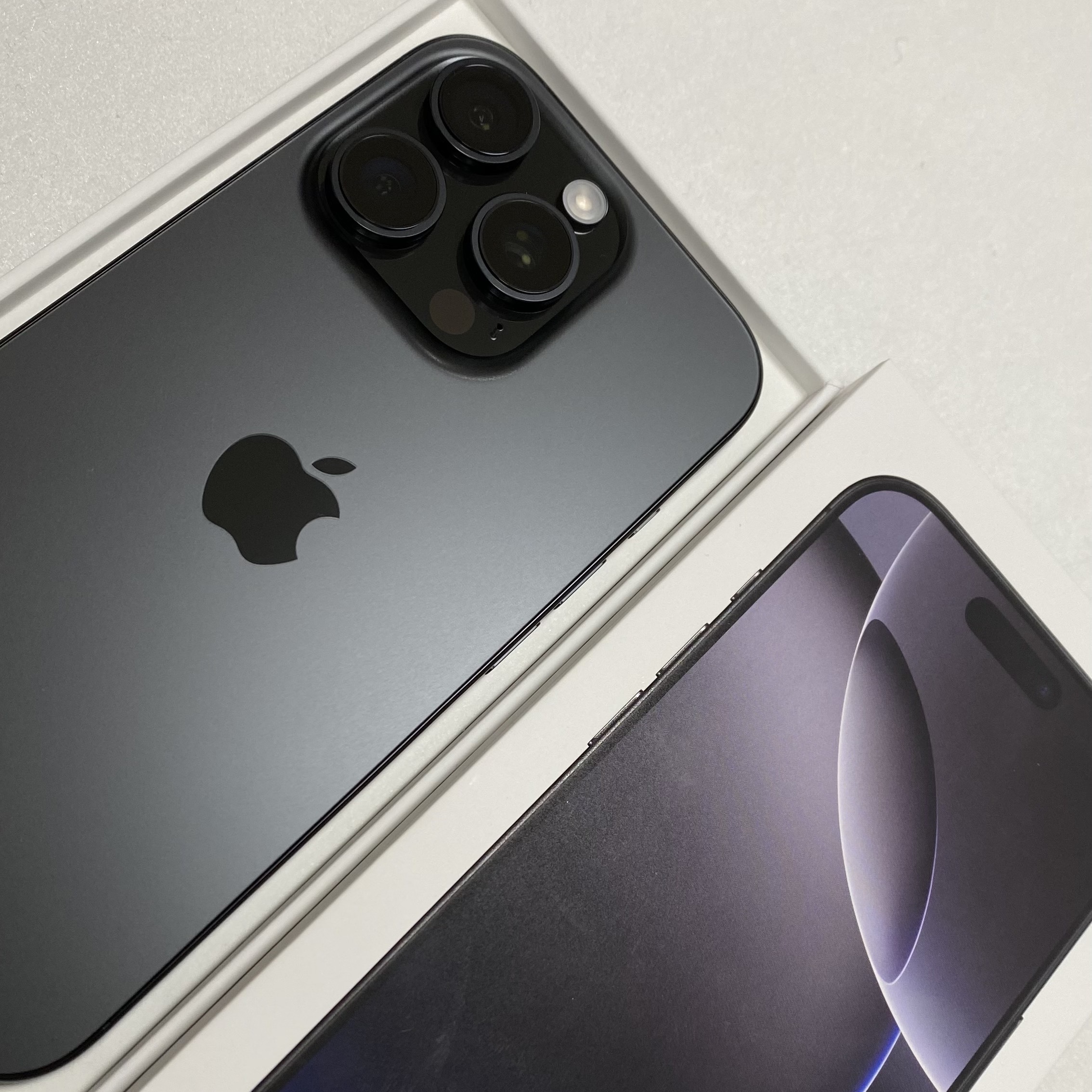 Apple iPhone 16 Pro 256GB Black Titanium (Korean Ver.) 착용 스타일 - 1
