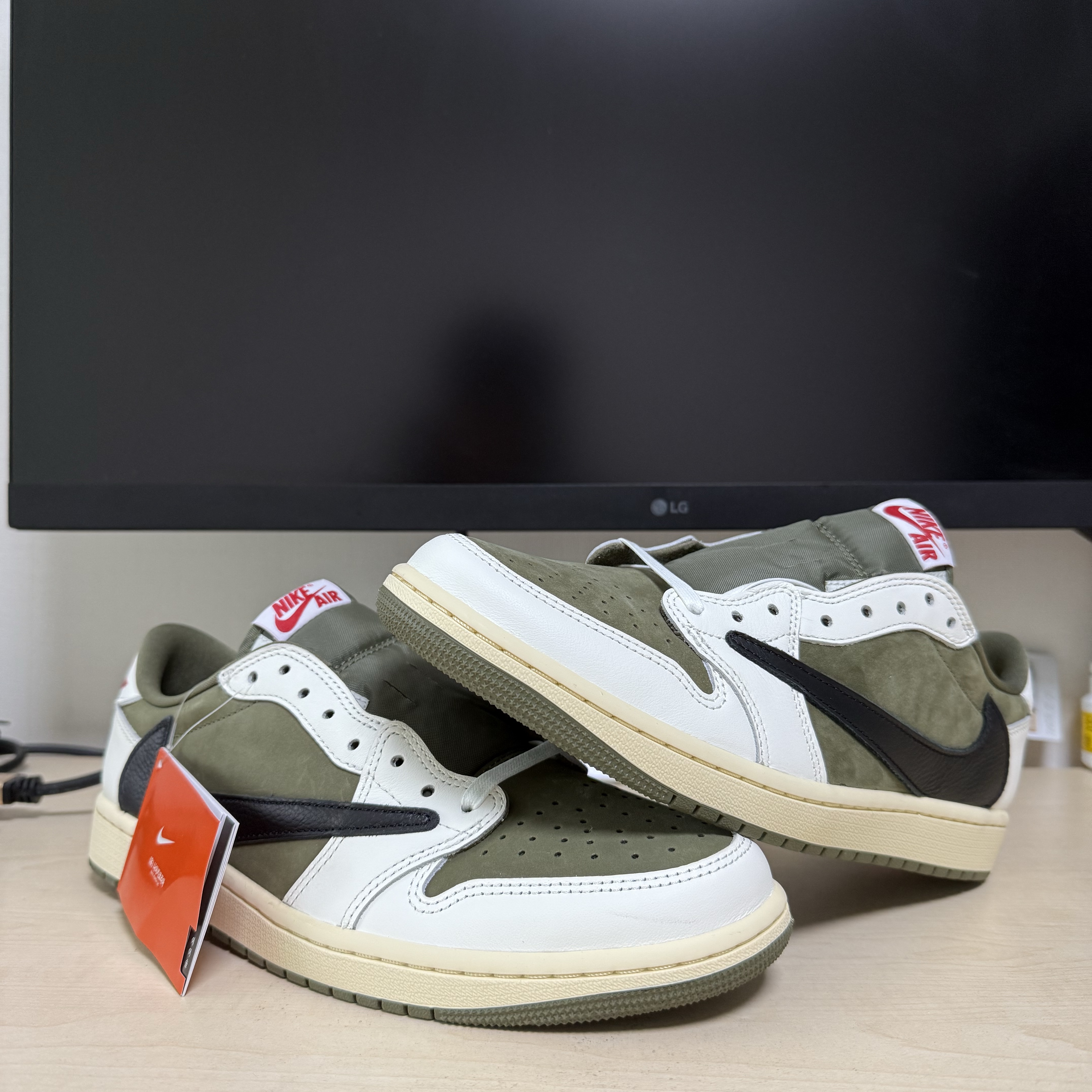 Jordan 1 x Travis Scott Retro Low OG SP Reverse Olive 착용 스타일 - 1