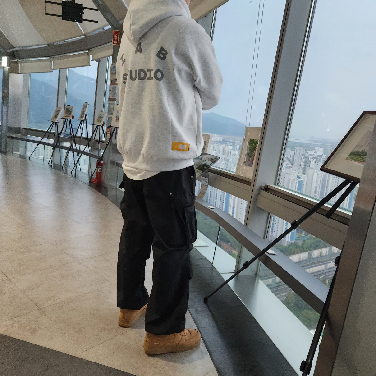 IAB Studio Hoodie Light Gray, Nike x Supreme Air Force 1 Low Flax 착용 스타일 - 1