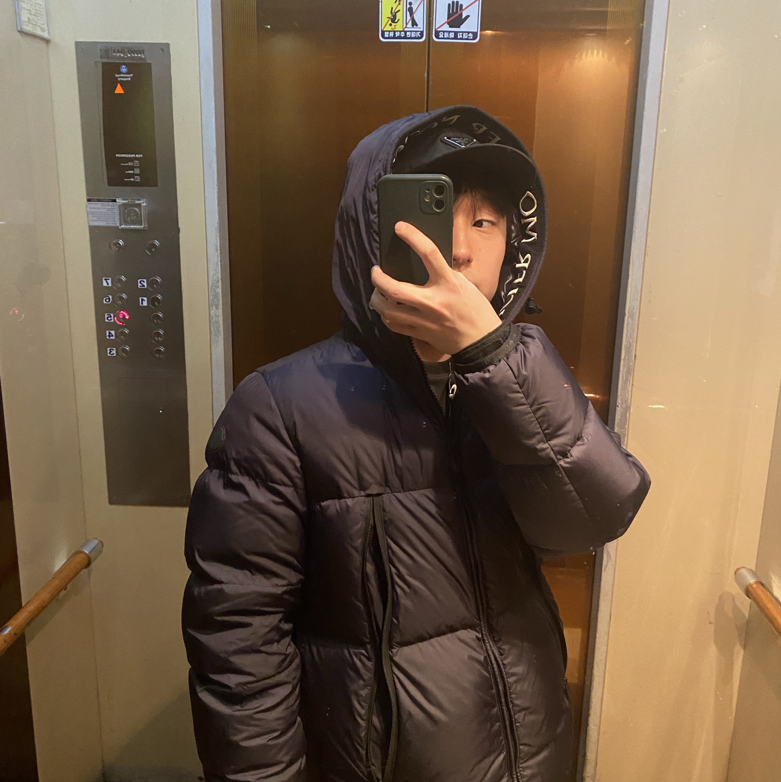 Moncler Montcla Short Down Jacket Black - 23FW, (W) Prada Velvet Baseball Cap Black 착용 스타일 - 2