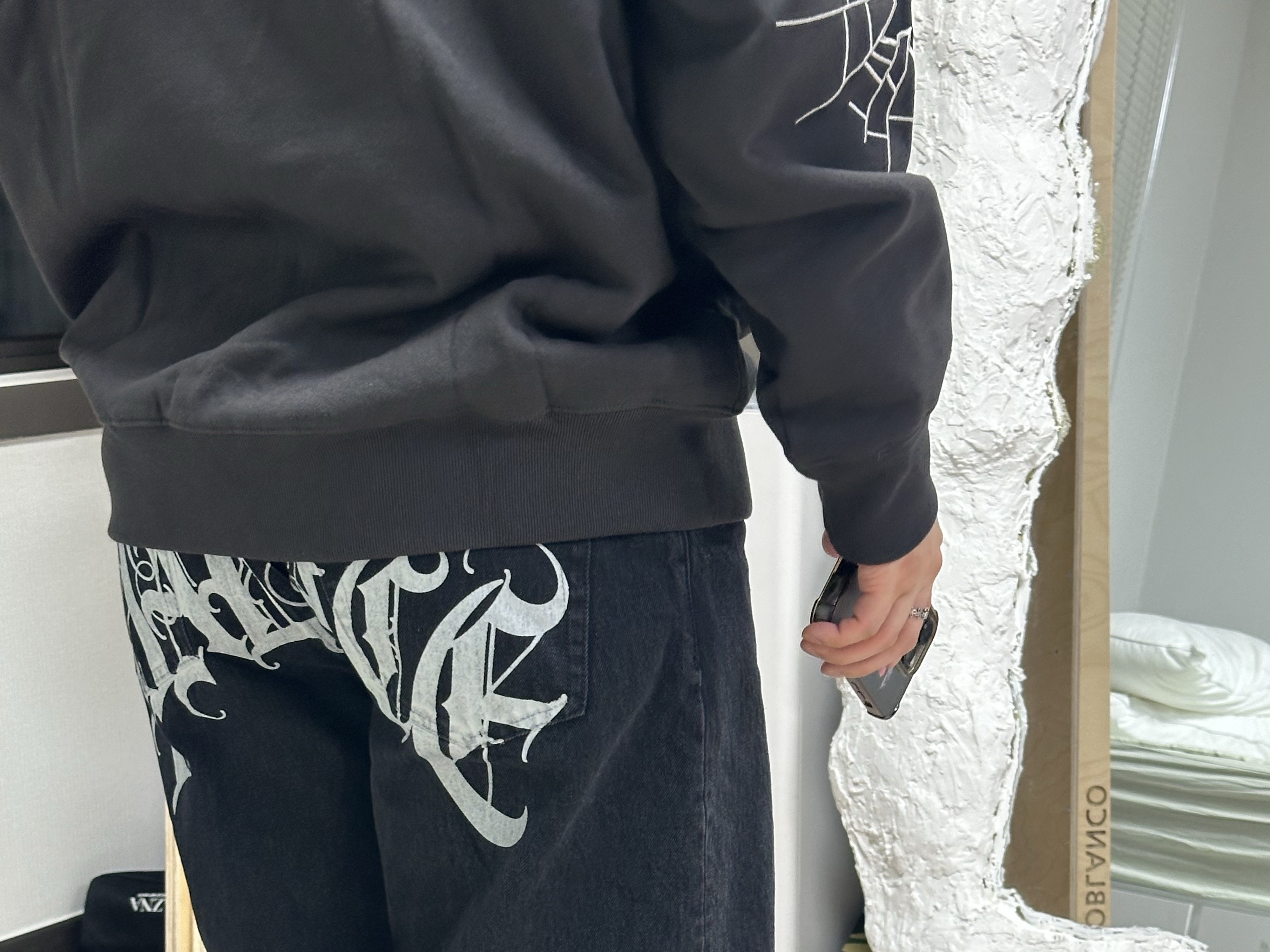 Palace Shatter Zip Hood Black - 24FW, Palace EL Script P90 Baggy Jean Black - 24FW 착용 스타일 - 4