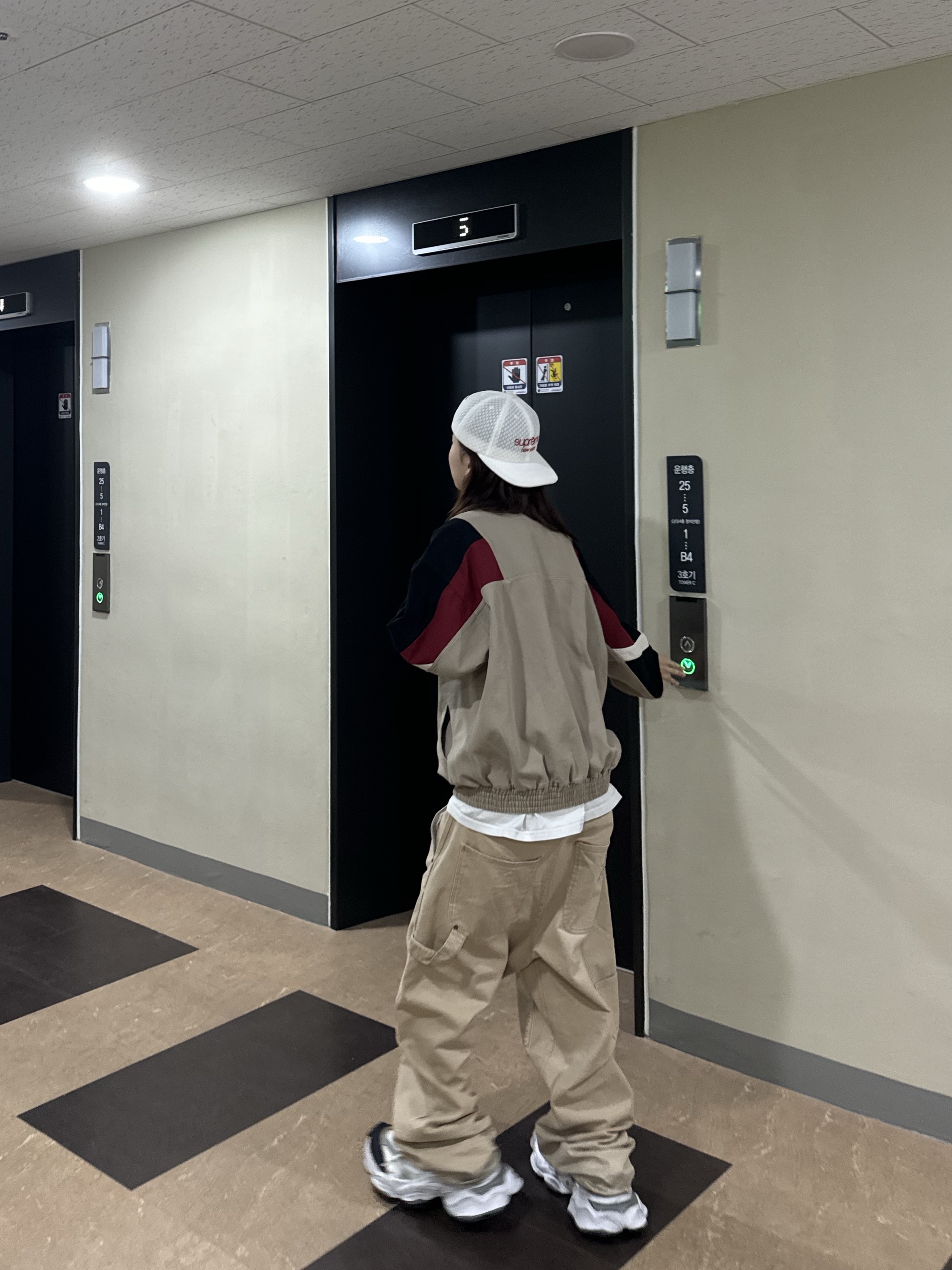 Supreme Classic Logo Air Mesh 6-Panel White - 22SS, Balenciaga Cargo Sneakers White Grey 착용 스타일 - 2