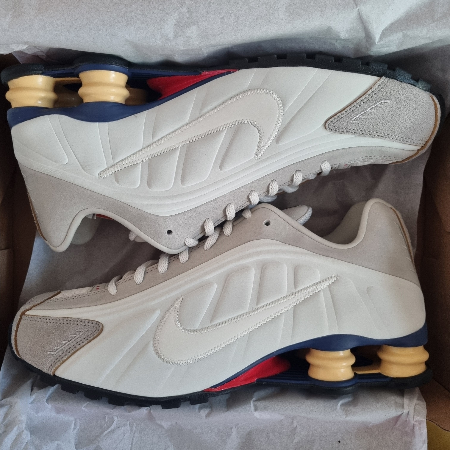 Nike Shox R4 PRM Light Iron Ore and Phantom 착용 스타일