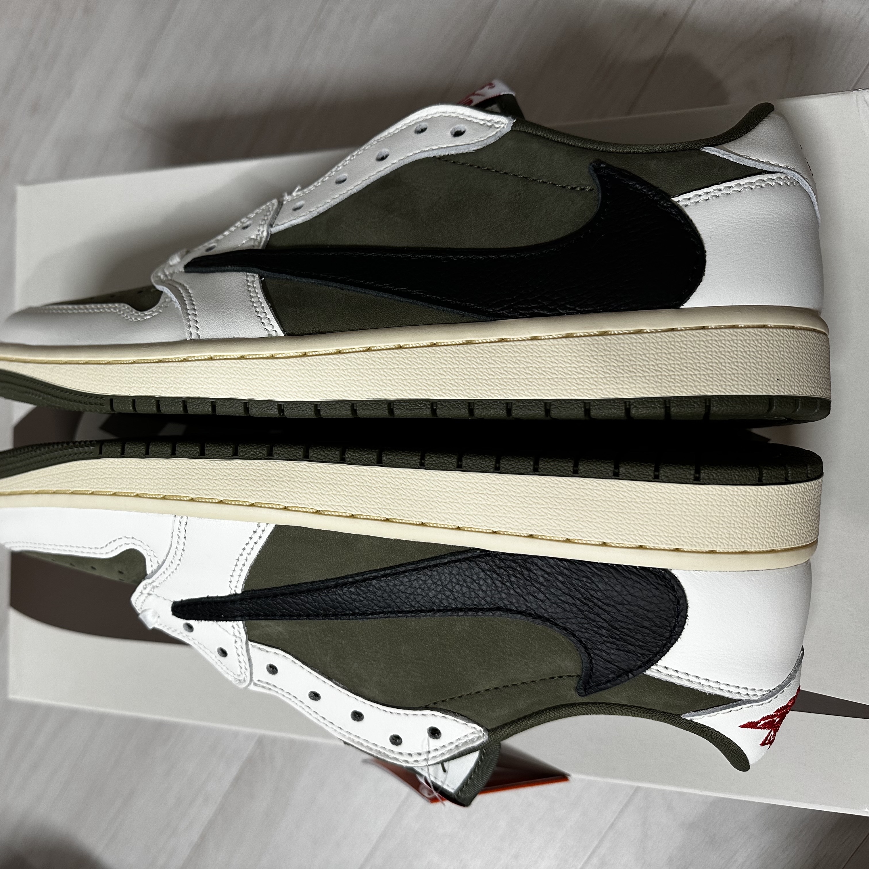 Jordan 1 x Travis Scott Retro Low OG SP Reverse Olive 착용 스타일 - 3