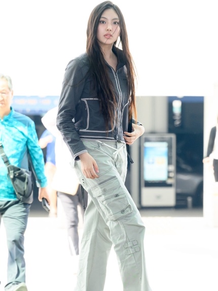 Celine Cargo Pants in Cotton Linen Black, Celine Teen Garance Bag In Patent Calfskin Black 착용 스타일 - 3