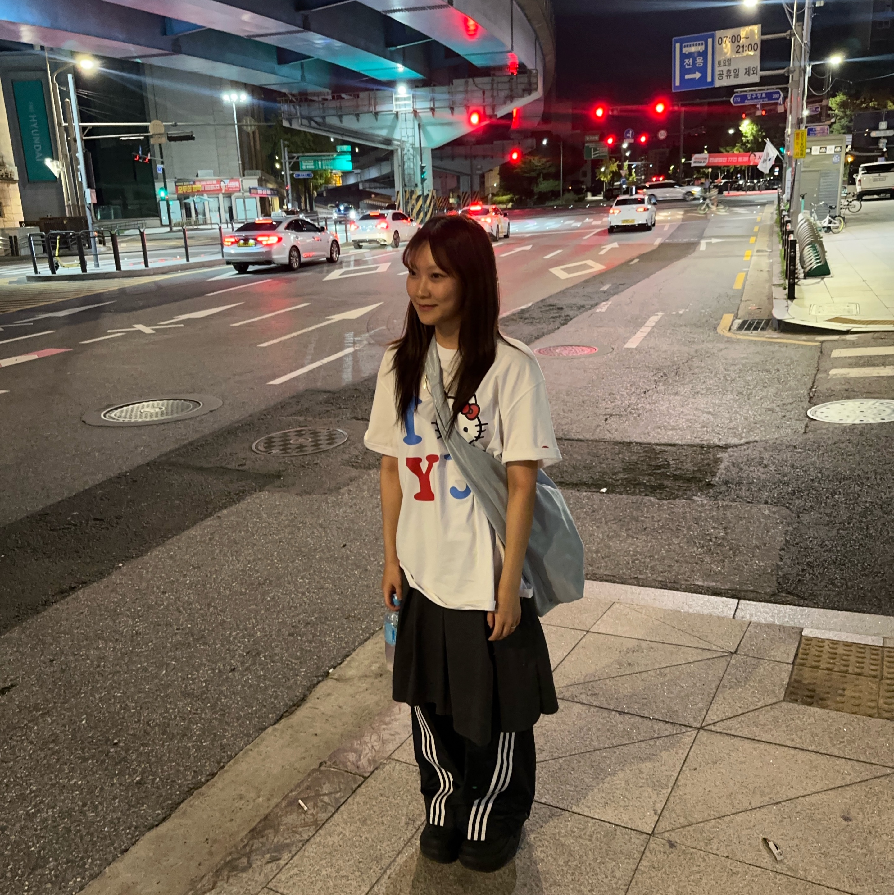 Open Yy x Hello Kitty T-Shirt White, COS High-Shine Shoulder Bag Light Blue 착용 스타일 - 2