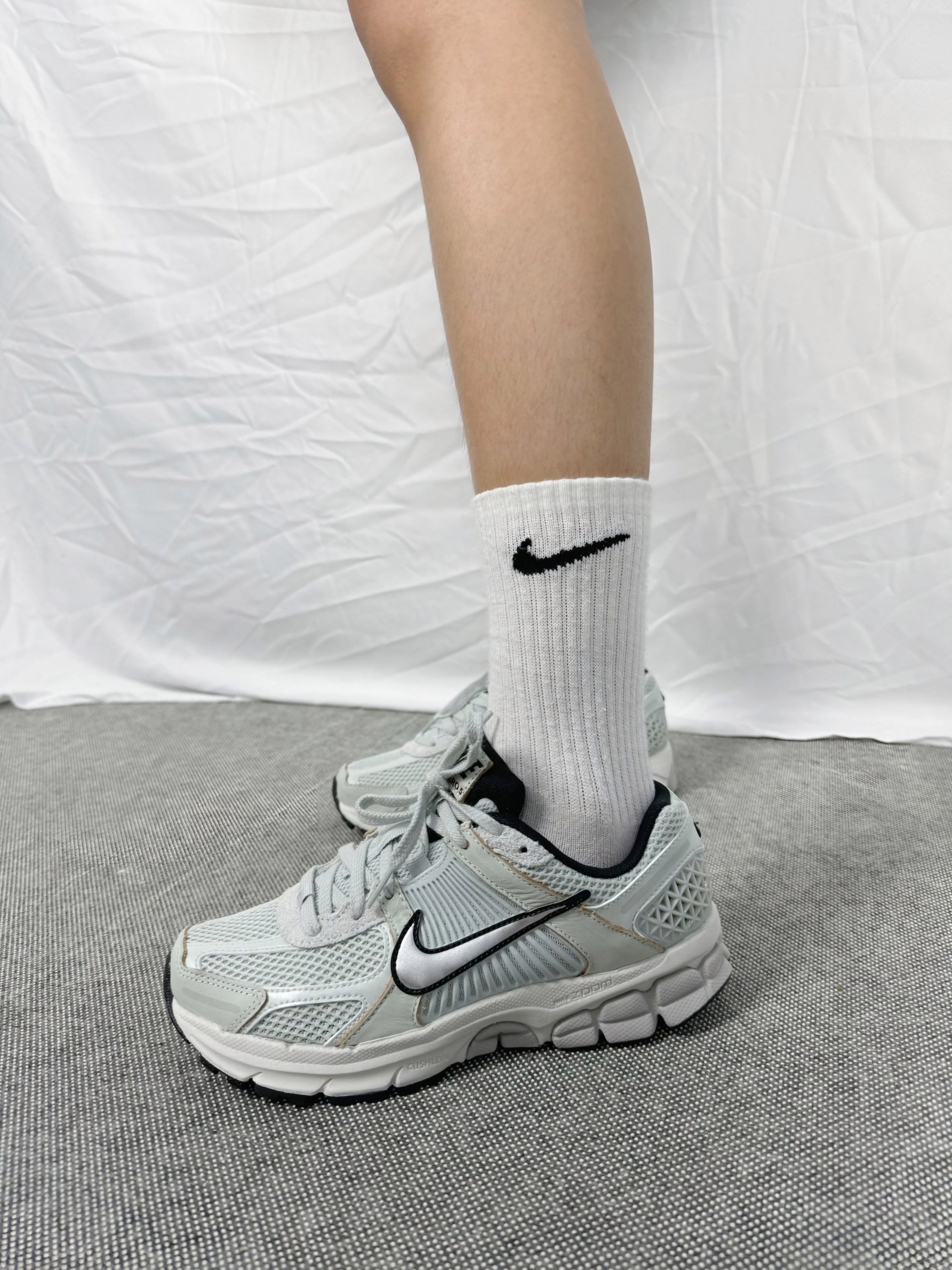 (W) Nike Zoom Vomero 5 Light Silver Chrome 착용 스타일