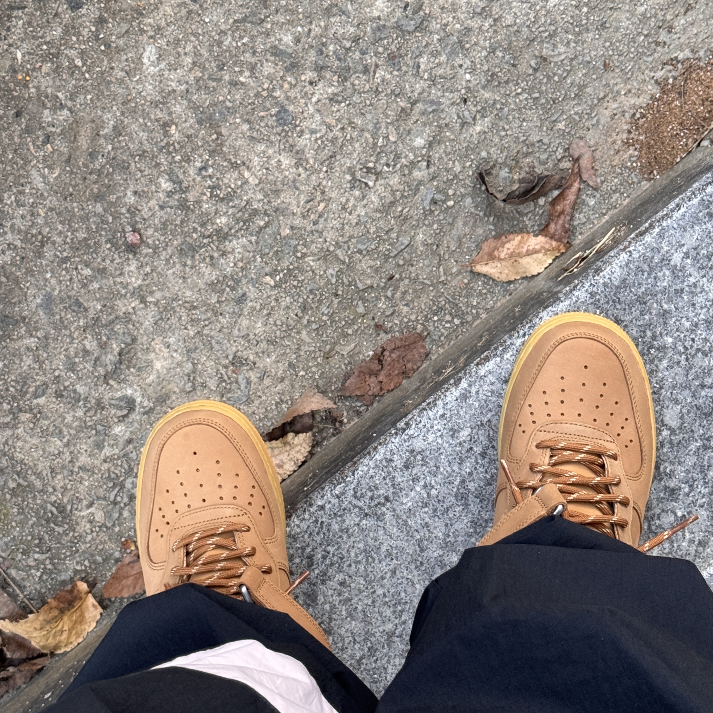 Nike Air Force 1 Mid '07 WB Flax 착용 스타일