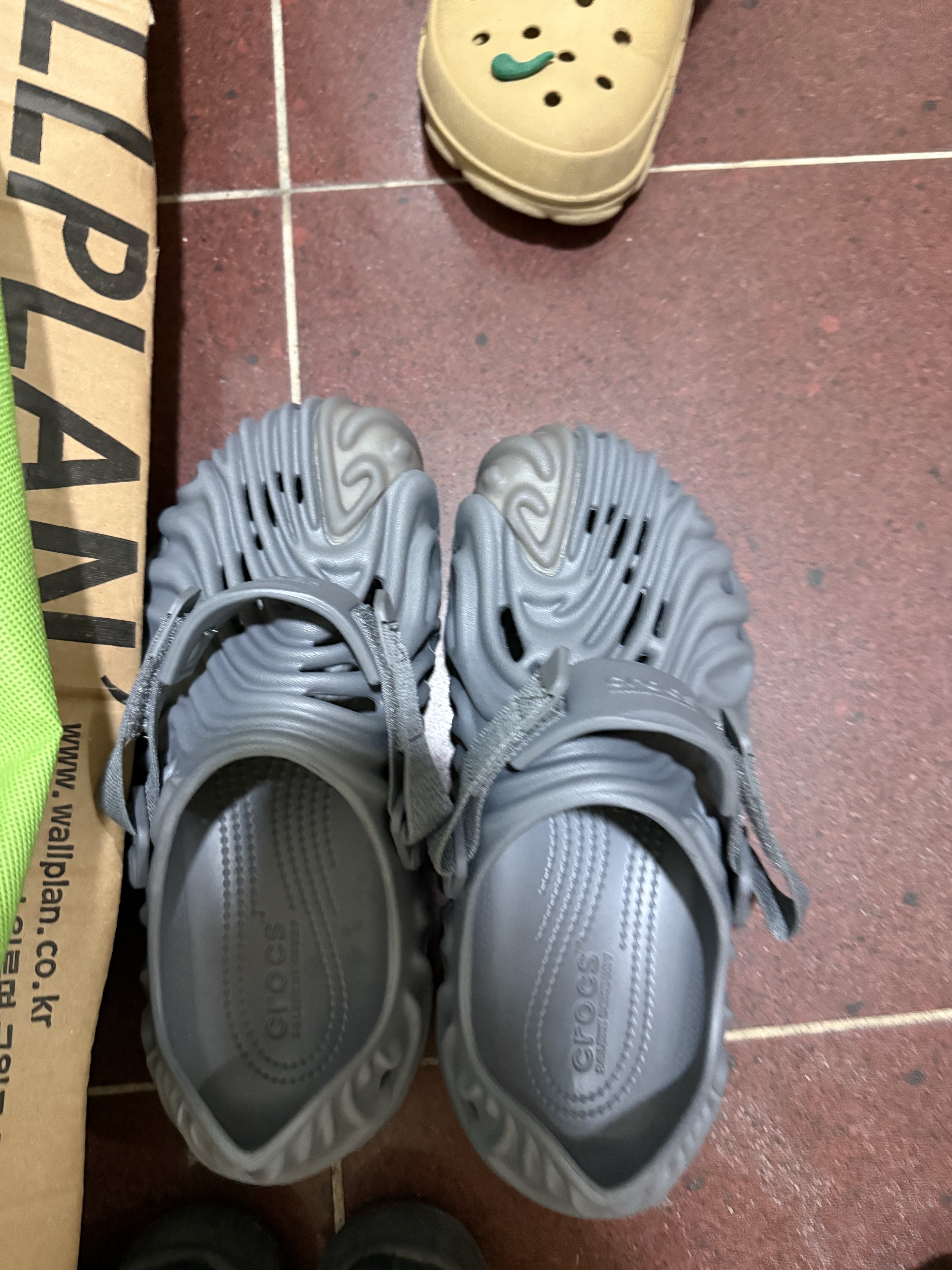 Crocs x Salehe Bembury Pollex Clog Niagara 착용 스타일