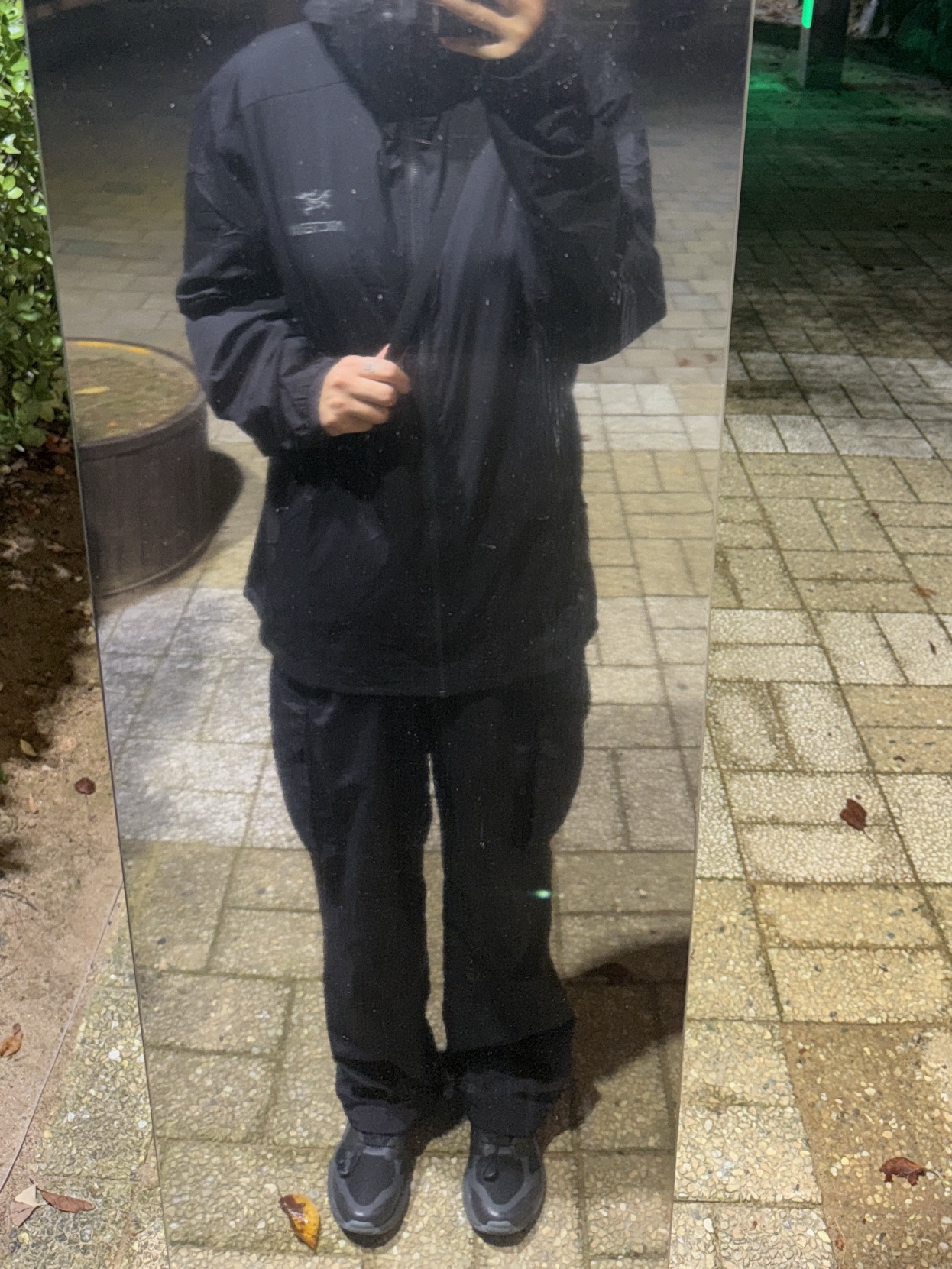 Arc'teryx Atom Hoody Black, Casetify x Matin Kim iPhone Black Logo Magsafe Impact Case Matte Black 착용 스타일 - 2