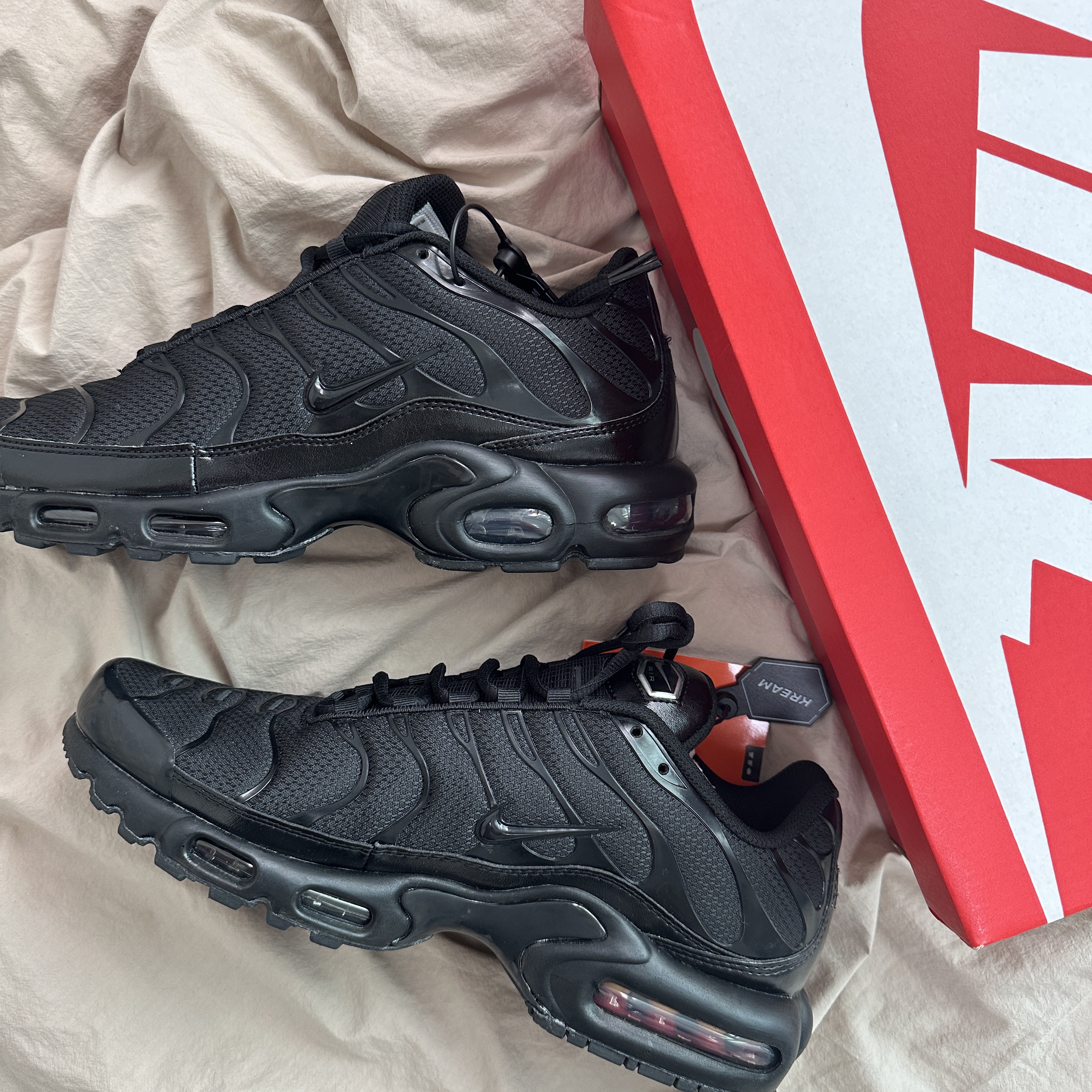 Nike Air Max Plus Triple Black 착용 스타일 - 1